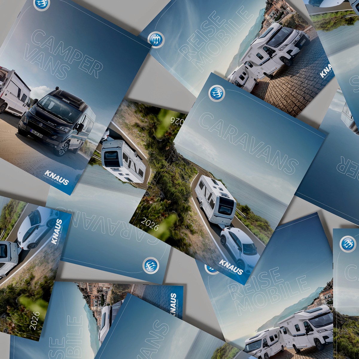 Mehrere KNAUS-Kataloge liegen überlappend auf einer Fläche, mit Titeln wie „CAMPER VANS“, „REISEMOBILE“ und „CARAVANS“, die verschiedene Fahrzeugmodelle in Landschaftsszenen zeigen.