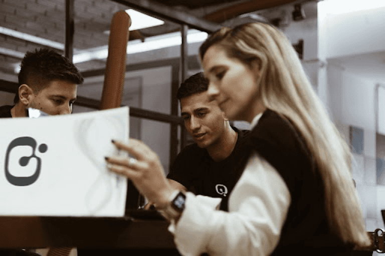 QUAR TEAM WORKING