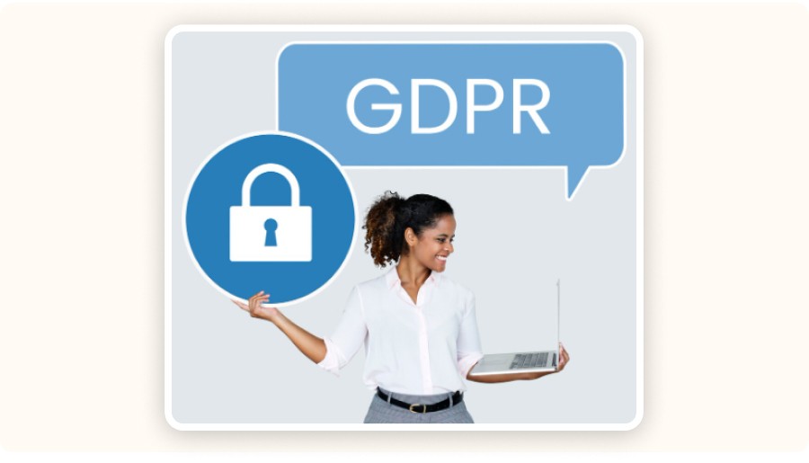 Femme souriante tenant ordinateur portable, icône cadenas, bulle texte GDPR&nbsp;
