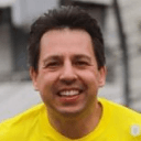 aluna pro elite assessoria feliz e comemorando