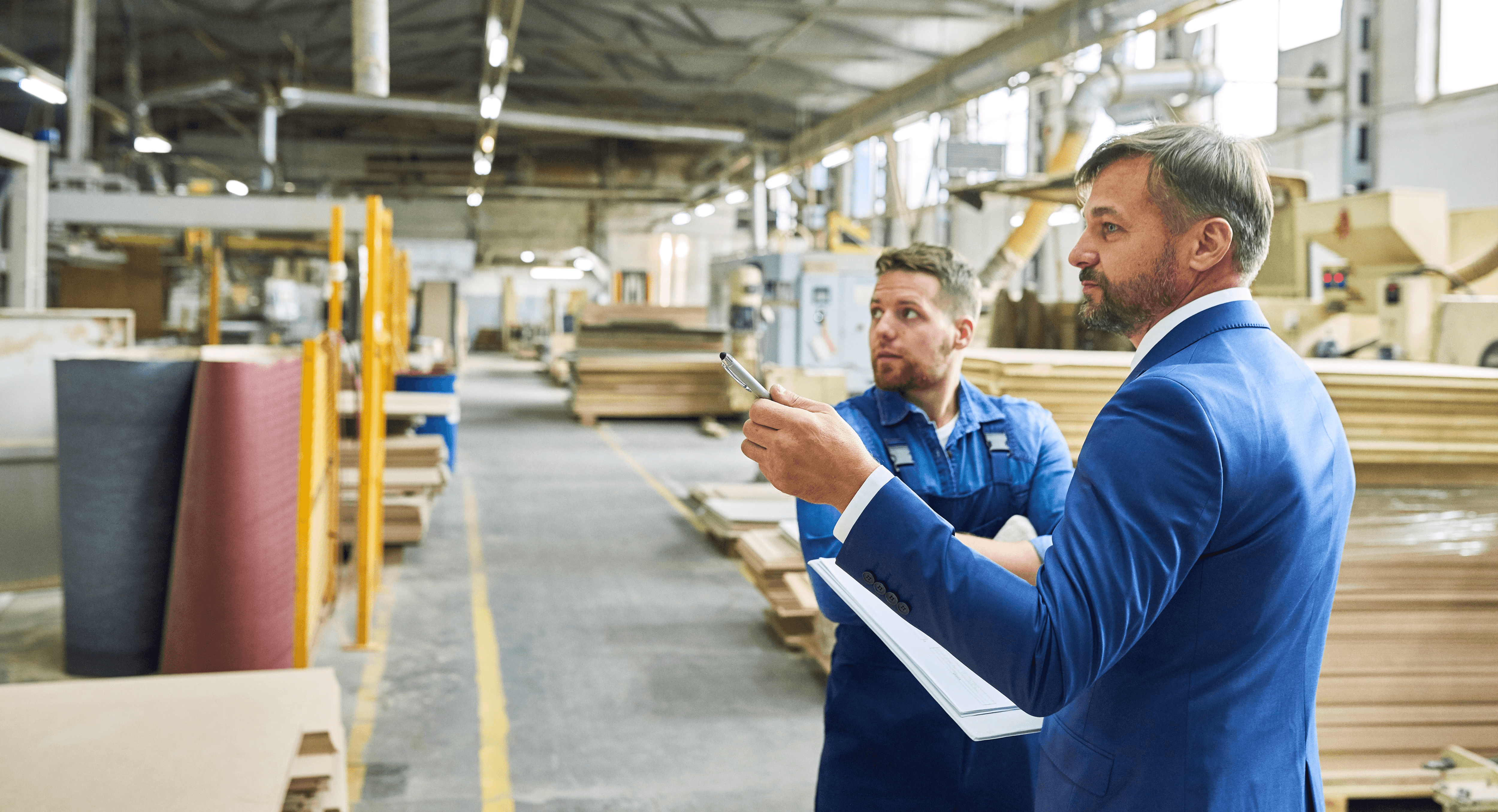 Auditoren und Betriebspersonal, die Prozesse auf dem Fabrikboden überprüfen, repräsentieren die Prüfung von umweltbezogenen Betriebskontrollen, deren Wirksamkeit unter realen Bedingungen und die ISO 14001-konforme Sicherstellung über Lieferanten und Auftragnehmer hinweg.