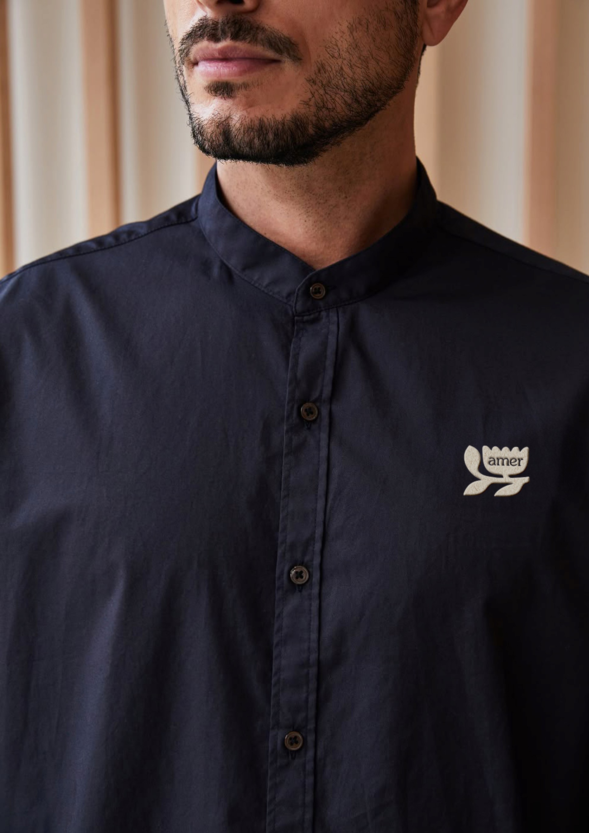 inscription du logo en broderie sur la veste du personnel