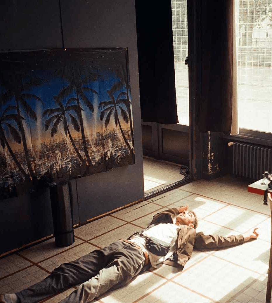 Person stand in front of a red sports oldtimer