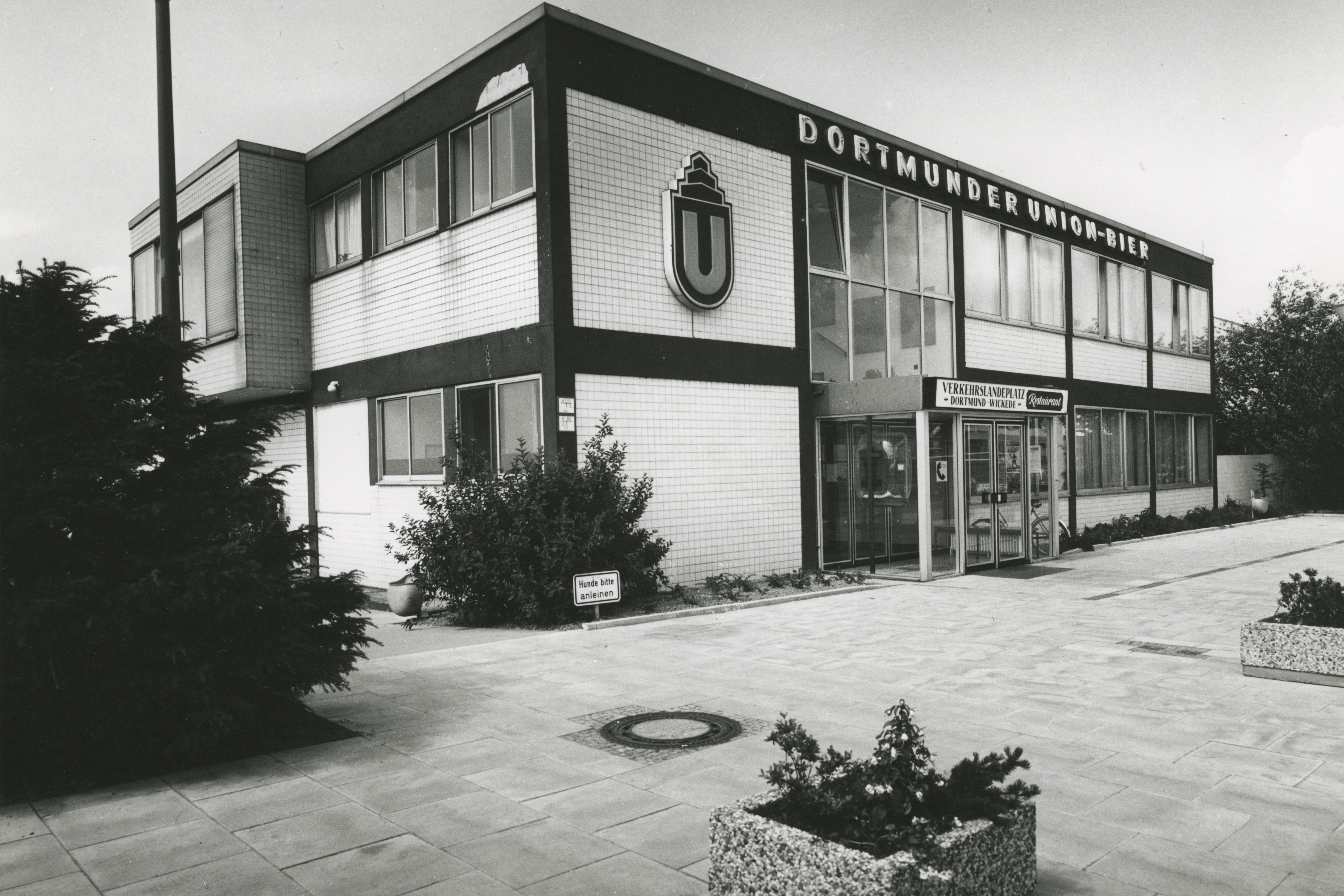 Gebäude mit Flughafenrestaurant am Dortmund Airport aus früherer Zeit