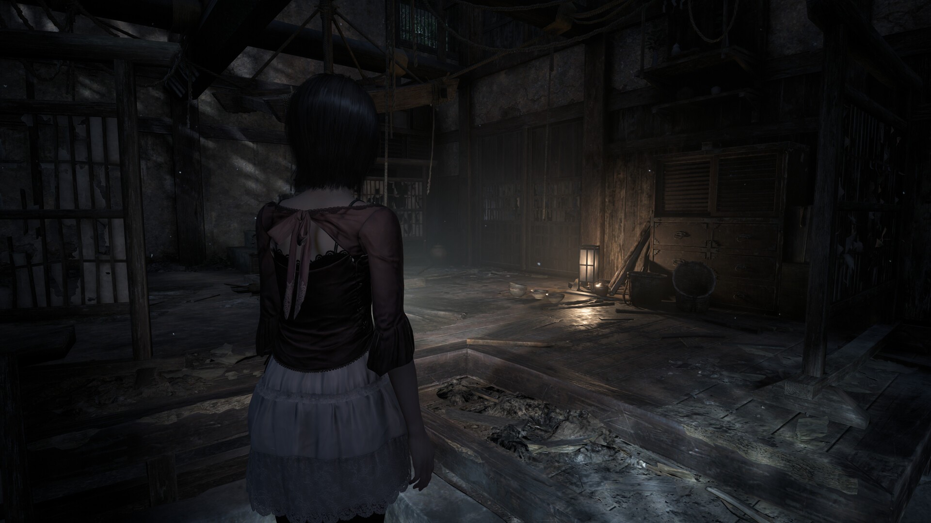 Exploration d’une maison abandonnée dans Fatal Frame II Crimson Butterfly Remake avec ambiance sombre et décor japonais hanté