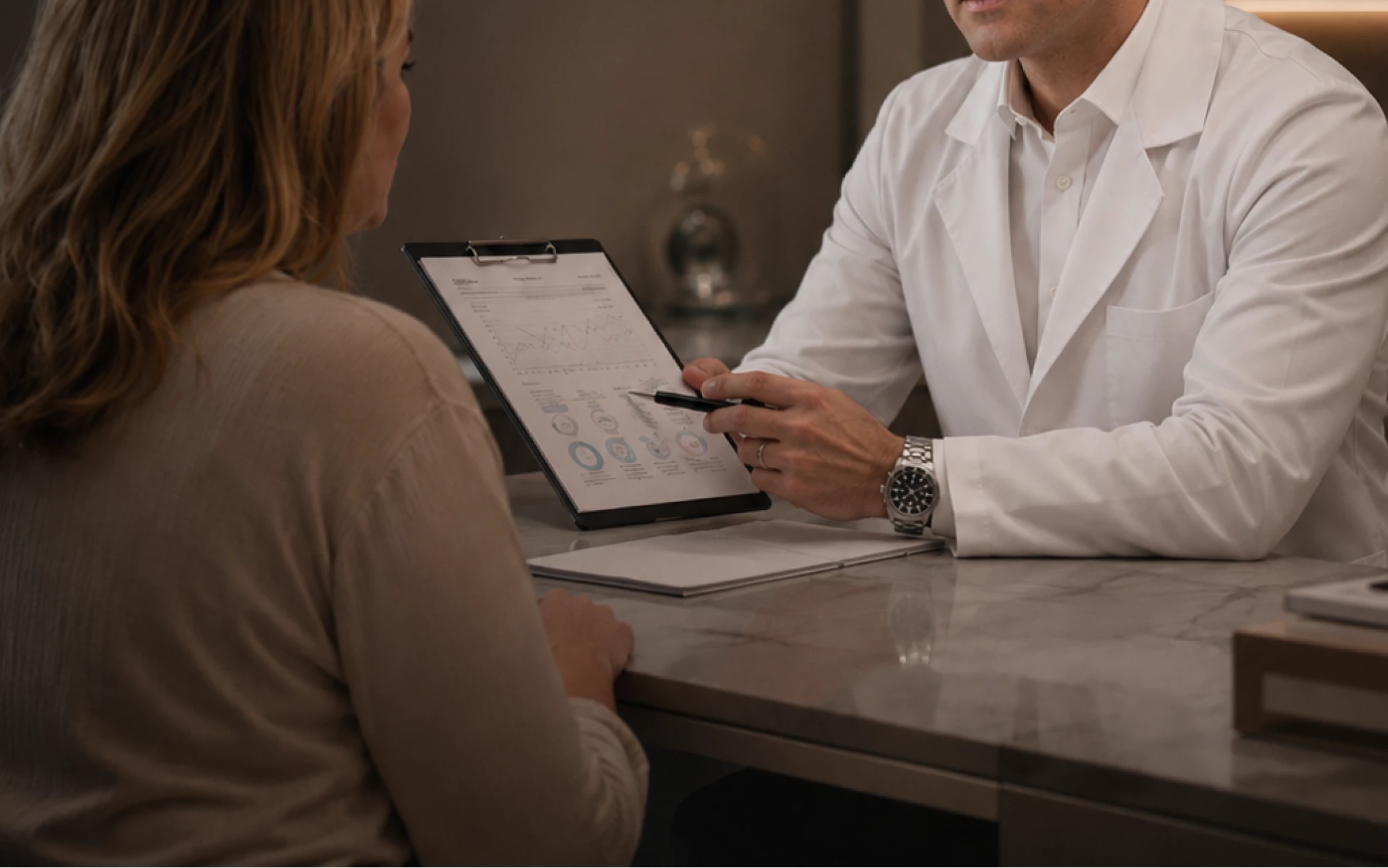 Médico explicando exame para paciente
