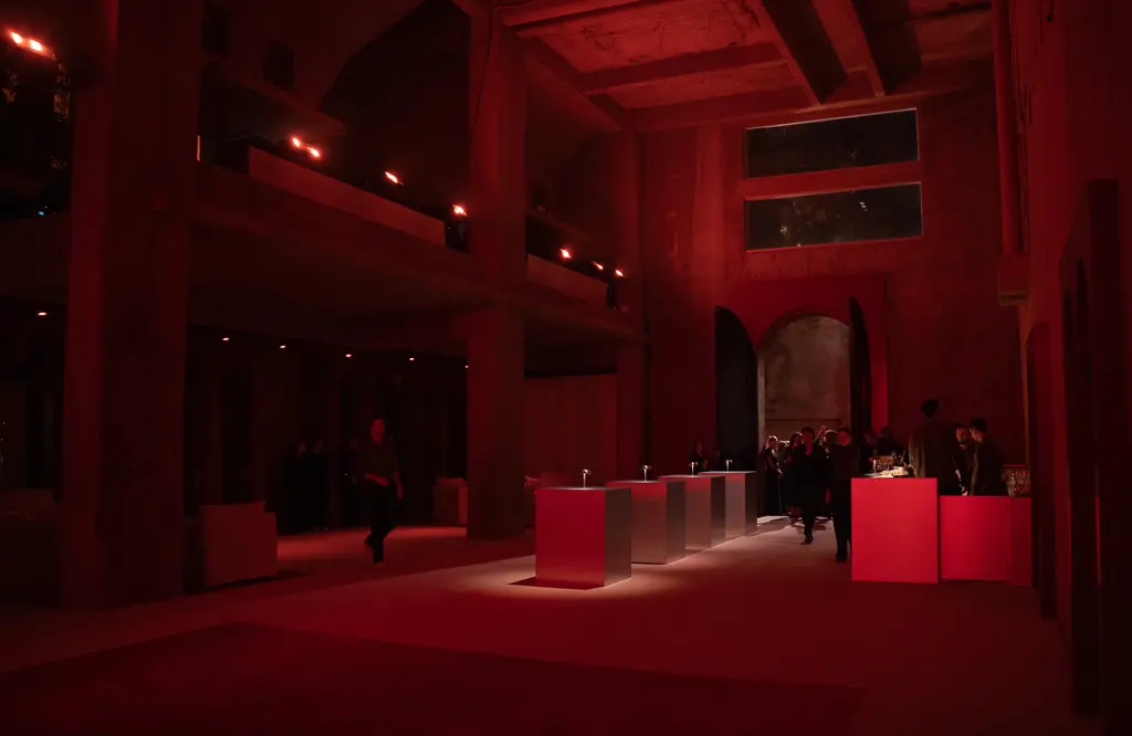 Invitados entrando al evento con iluminacion roja