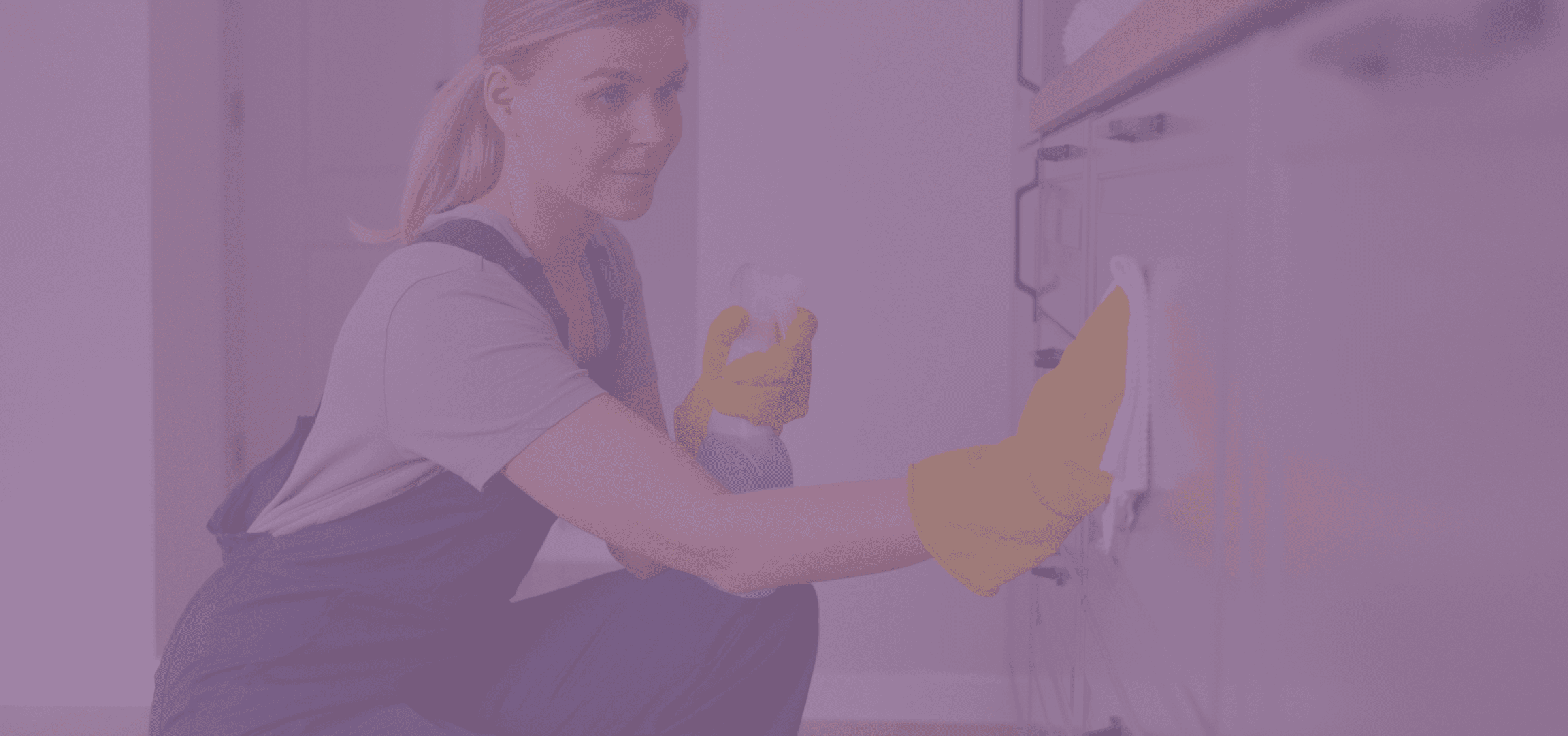 Žena, co myje kuchyňskou linku