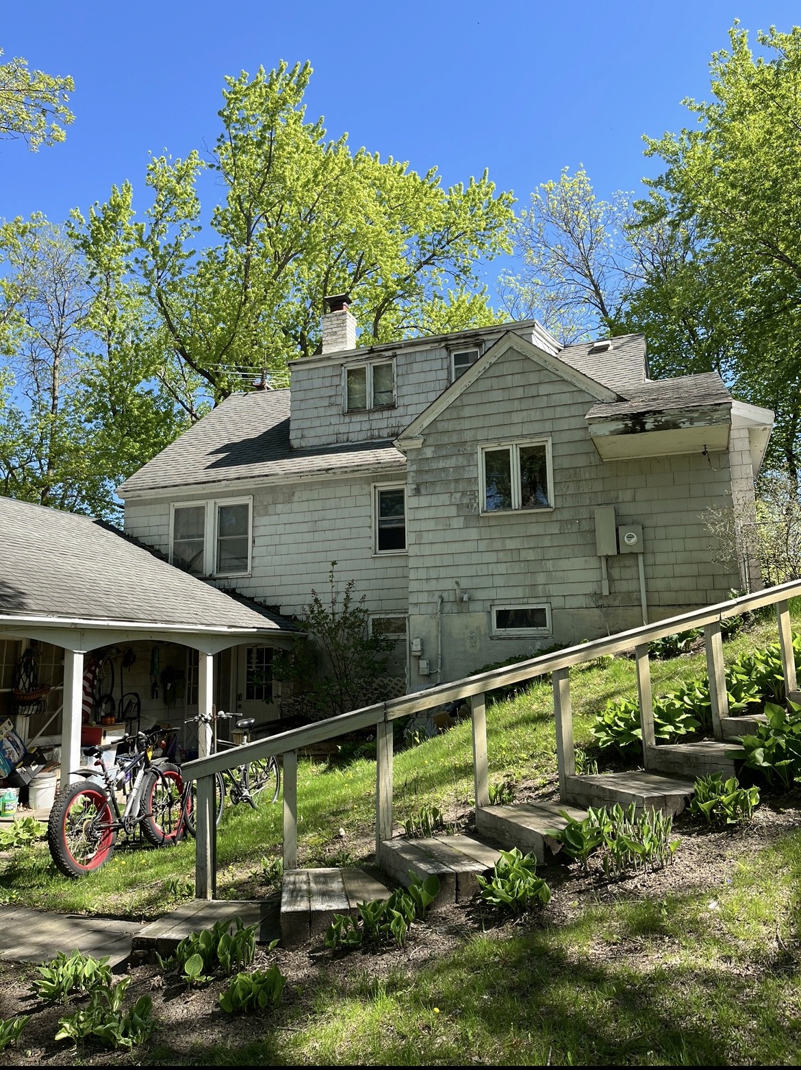 house before new siding 