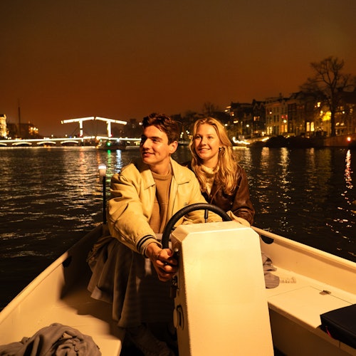 Underbart par på Amsterdams kanaler. Vilken vacker utsikt