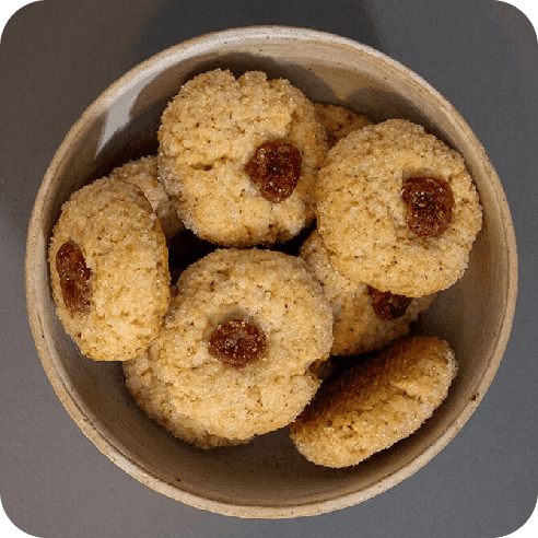 Galletas Punto Rojo dispuestas en lata metálica, receta tradicional de Horneology.