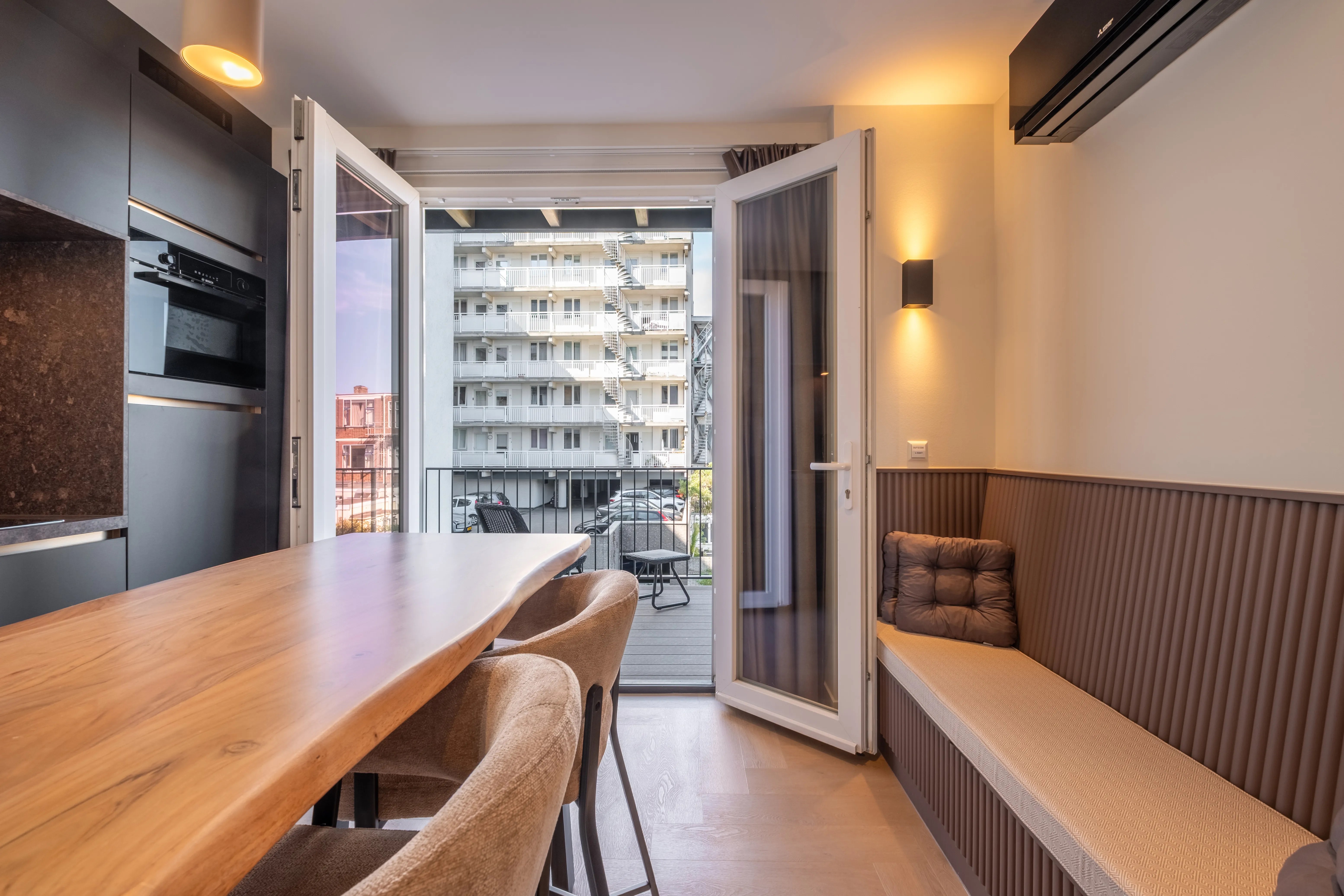 Nieuwe kunststof balkondeur geplaatst in hotelkamer in Scheveningen