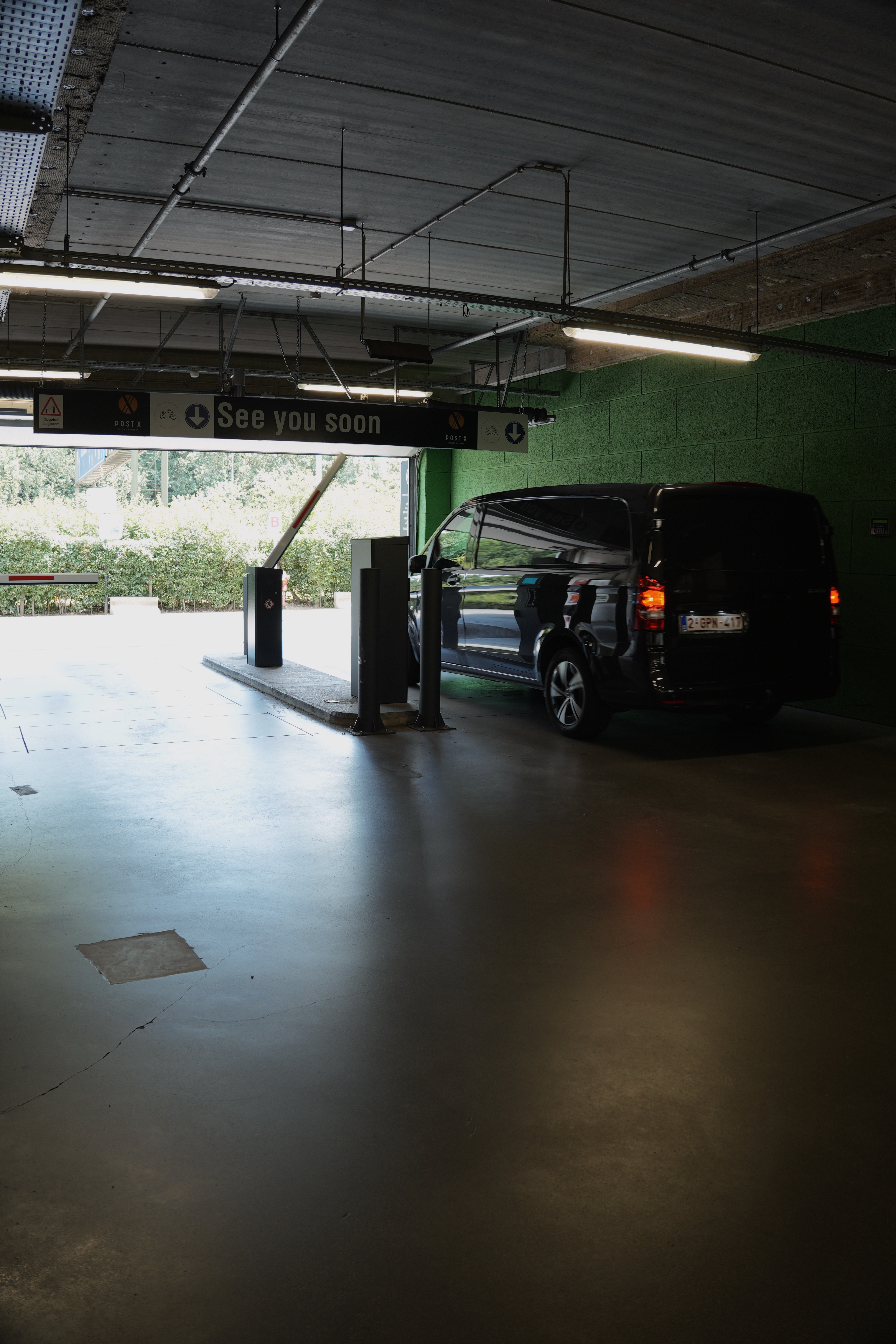 Toegang tot de Post X-parkeergarage met slagbomen