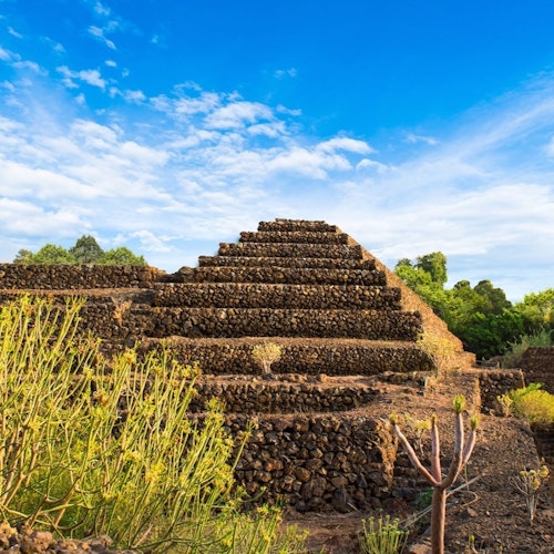 參觀其中一個供應商的金字塔。