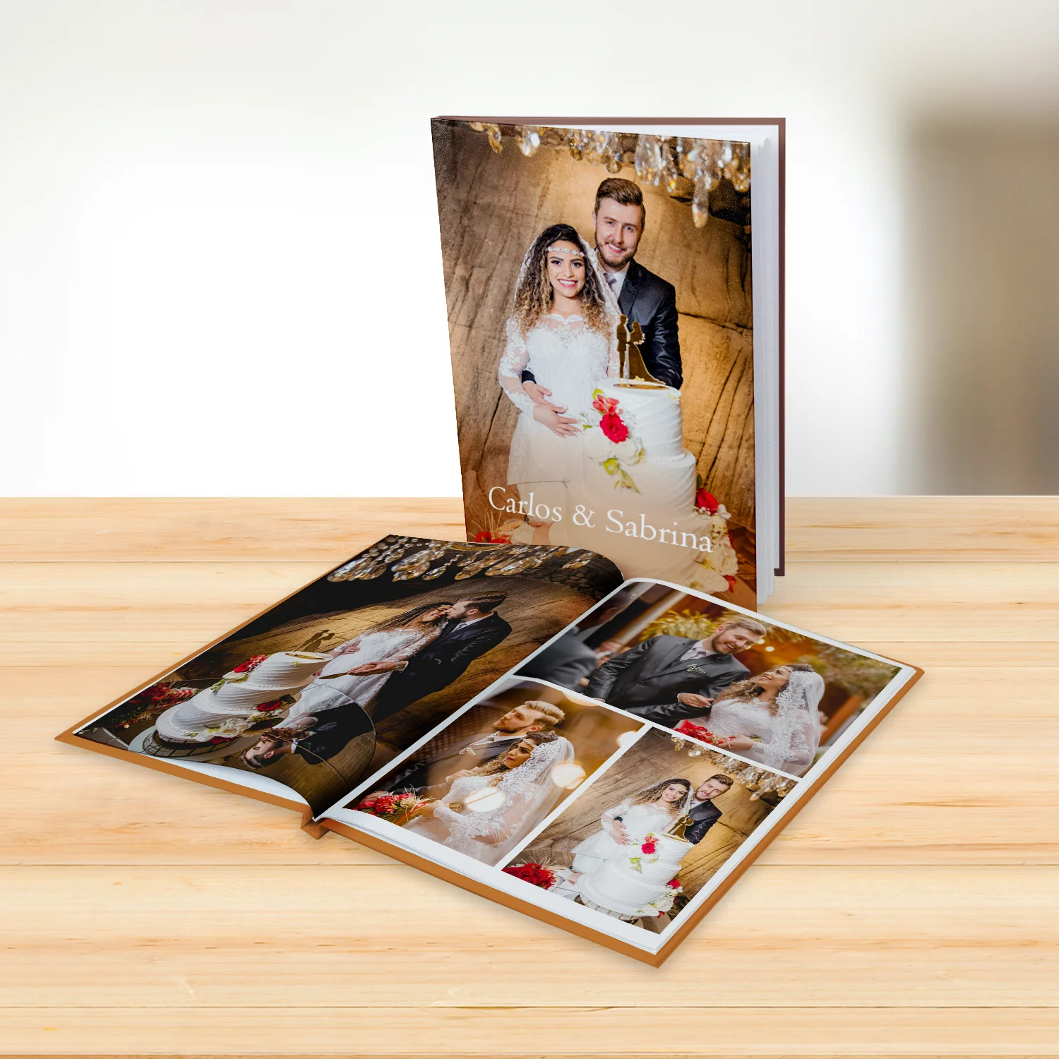 Pessoa segurando fotolivro com foto de mulher sorrindo ao ar livre, com a frase “Eu amo o Norte” escrita no canto da imagem