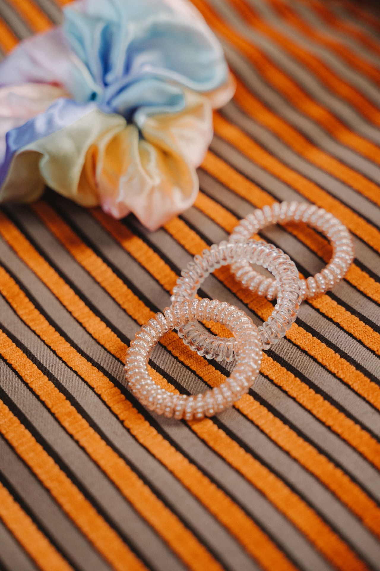 invisibooble hand with hair gum