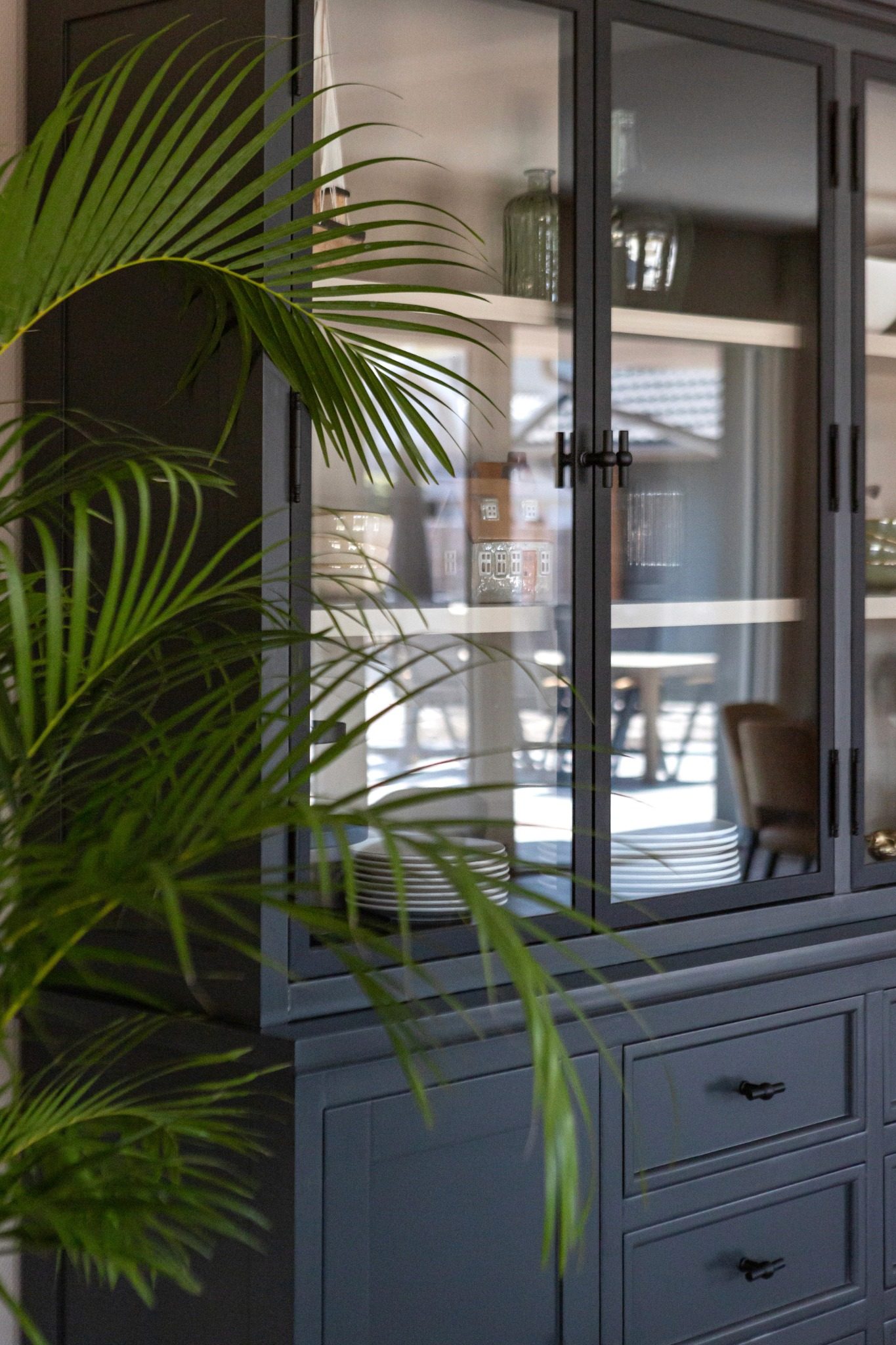 donkergrijze servieskast