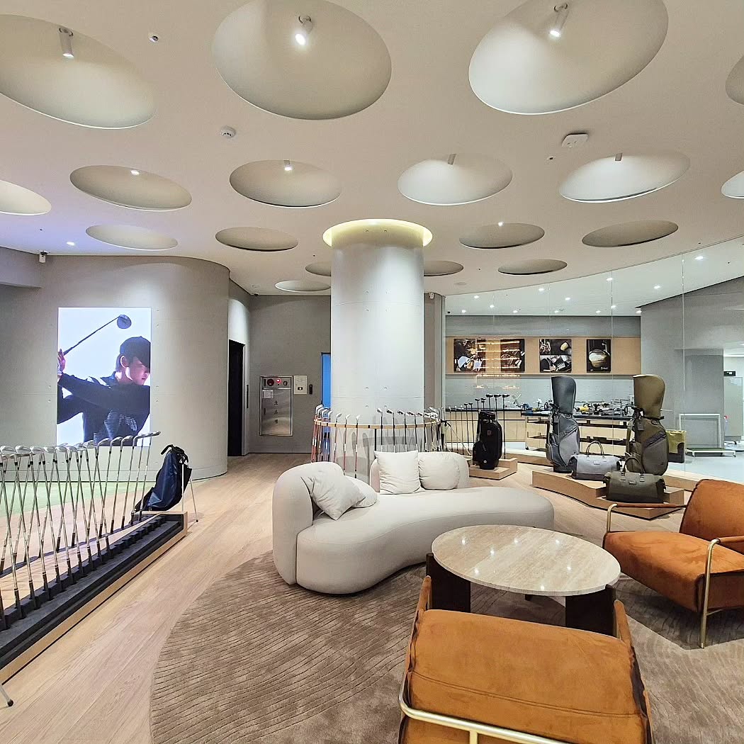 혼마골프 플래그십 스토어 내부 인테리어 - 메인 라운지