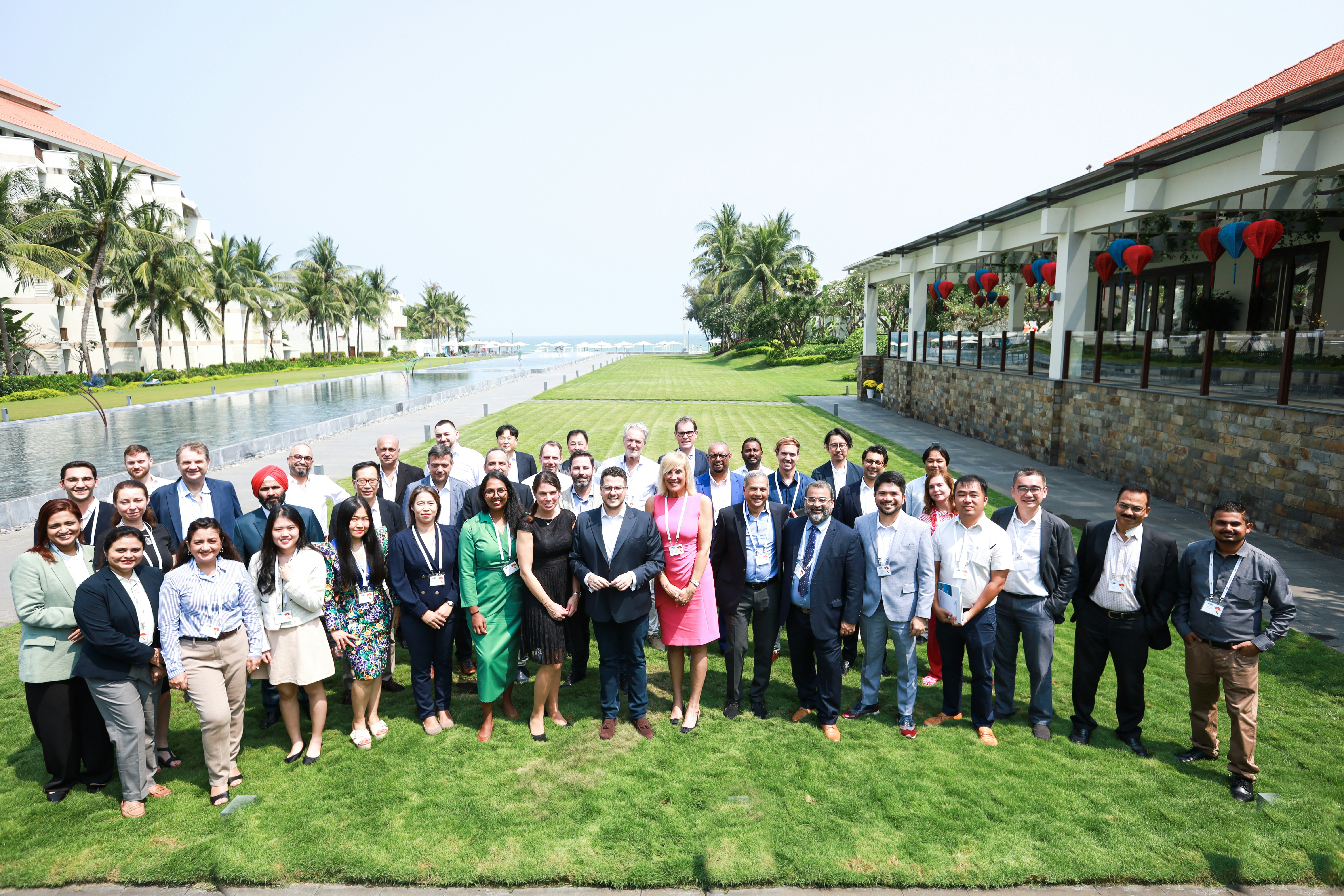 Un grupo diverso de personas posando para una foto al aire libre.
