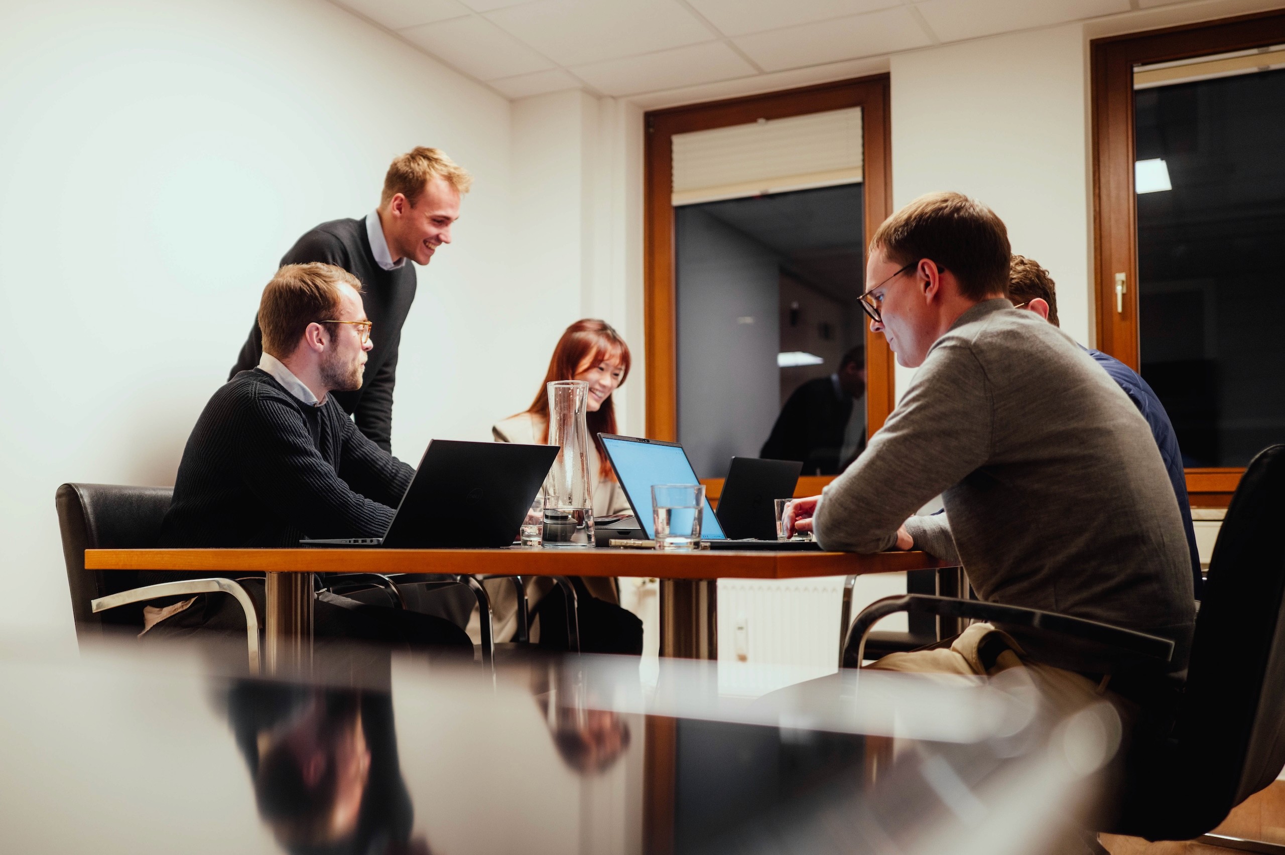 Projektteam arbeitet gemeinsam an Mobilitätskonzept im Besprechungsraum
