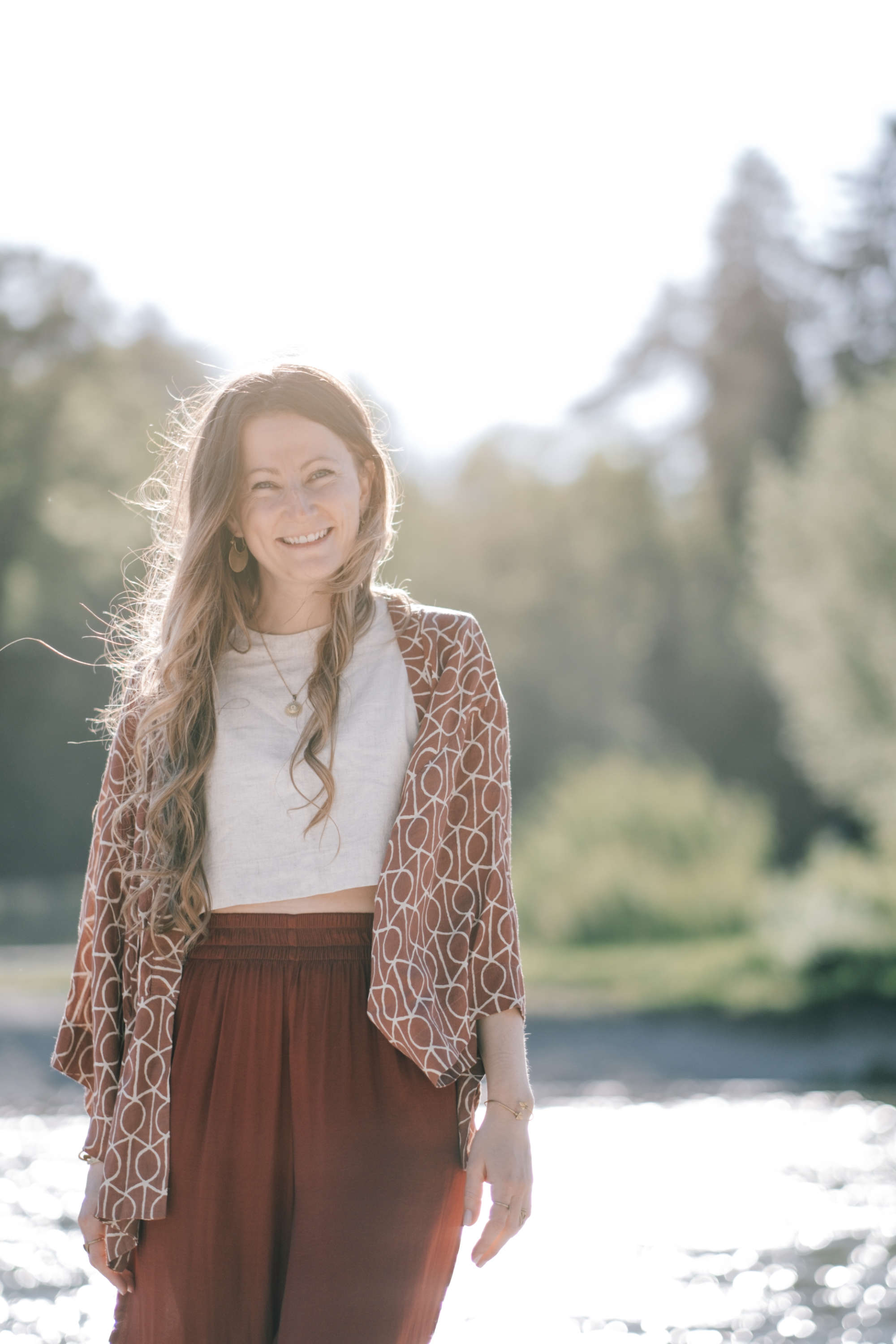 Franzi in Natur, lächelnd