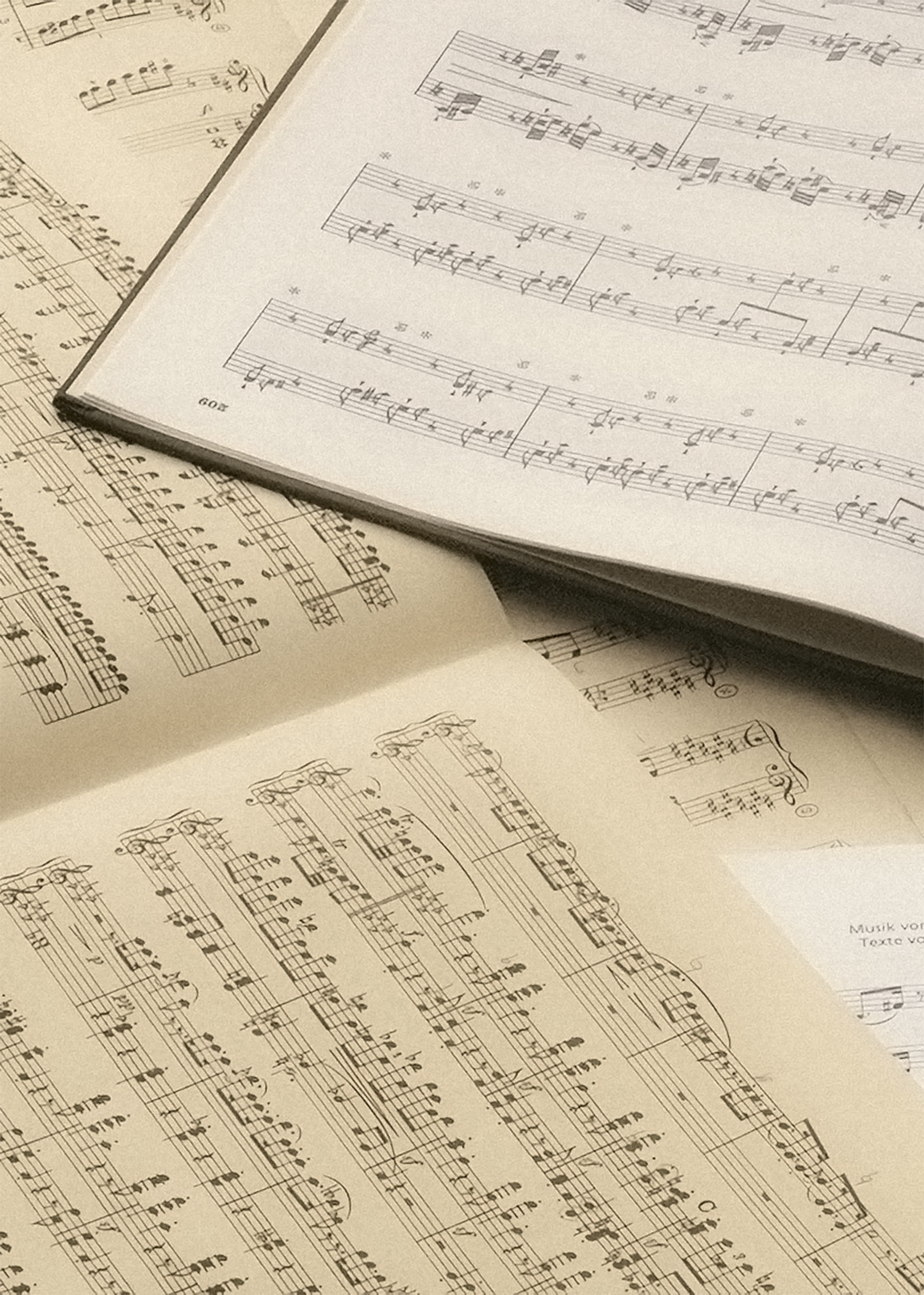 Nahaufnahme von Händen beim Spielen einer Klaviermelodie.