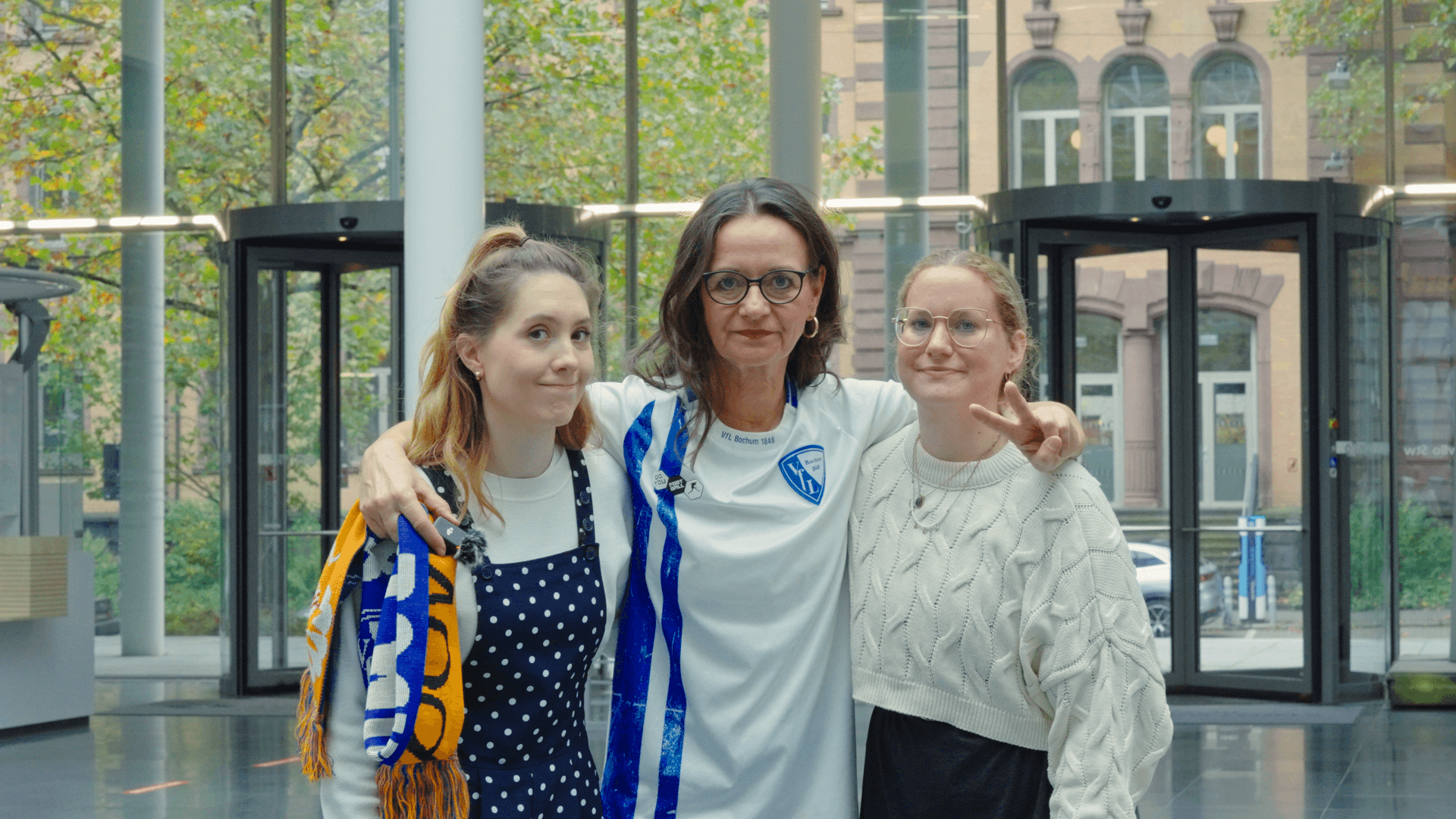 Drei Schauspielerinnen im Foyer von der Stadtwerke Bochum Hauptzentrale