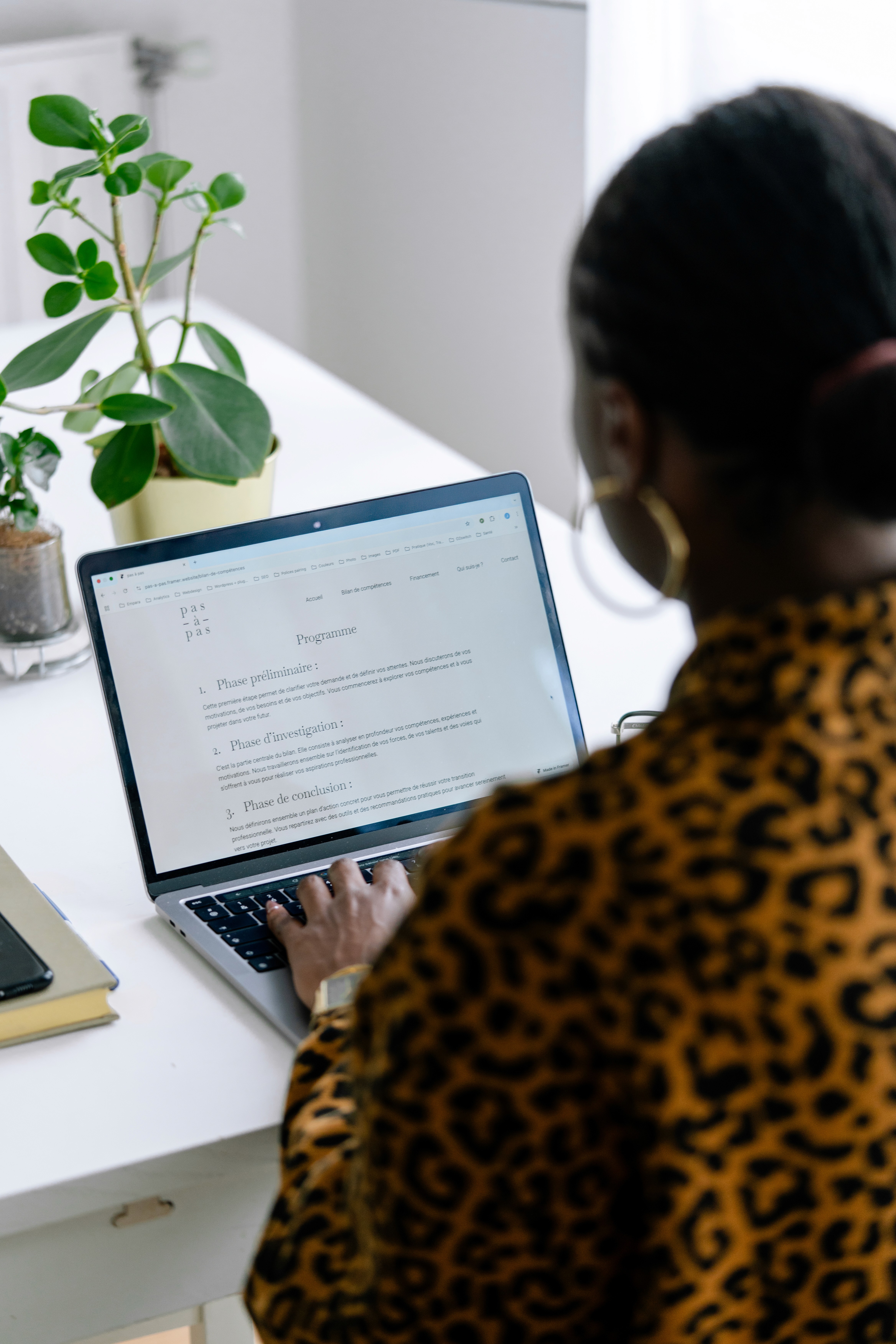 La consultante consulte sur son ordinateur le programme de formation