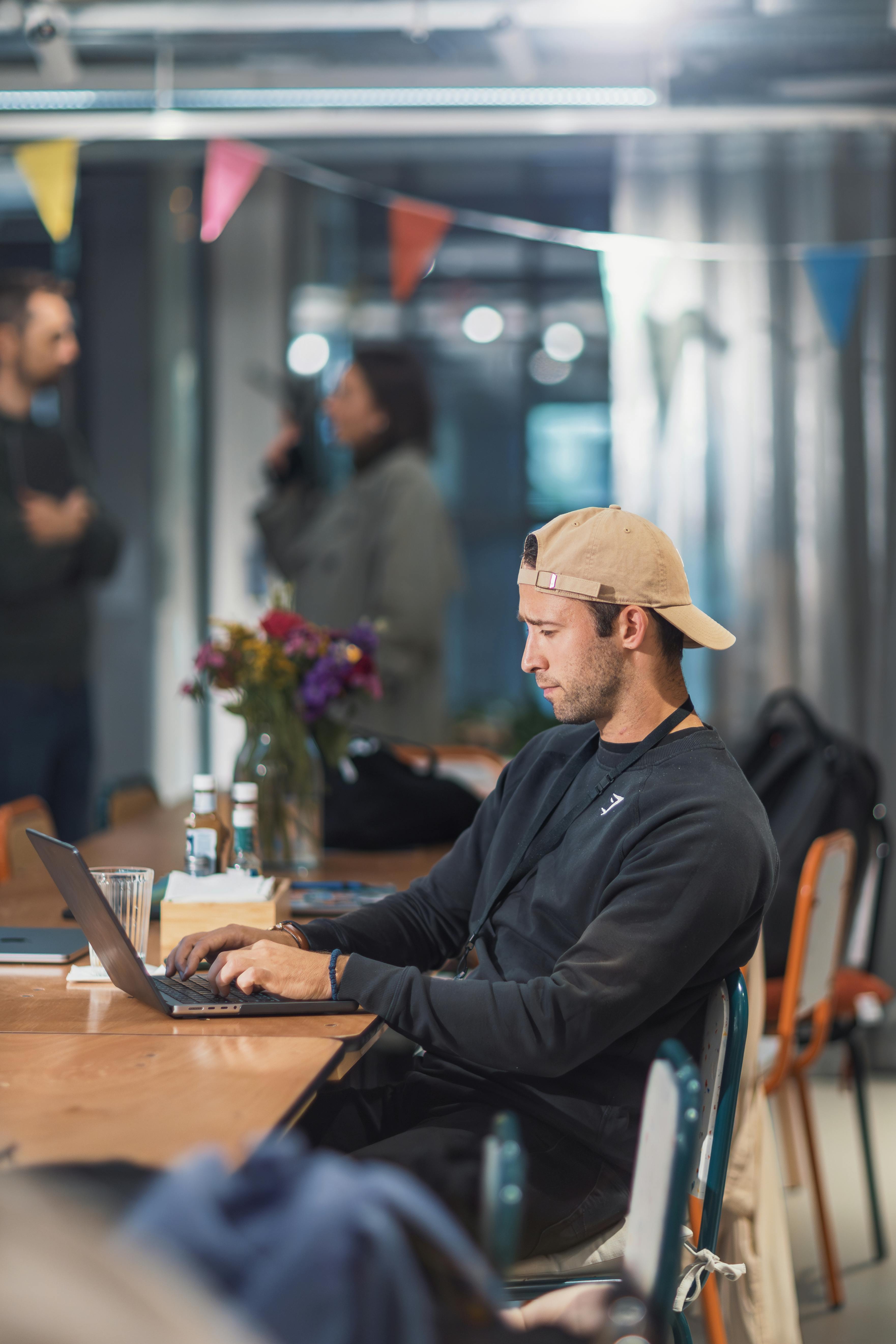 Professionista al laptop in coworking, studio e lezioni online su casi pratici