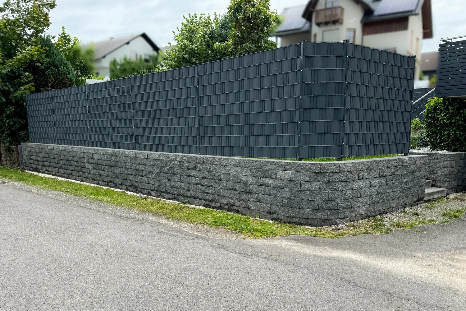 Gabionenmauer als Sichtschutz im Oberbergischen Kreis
