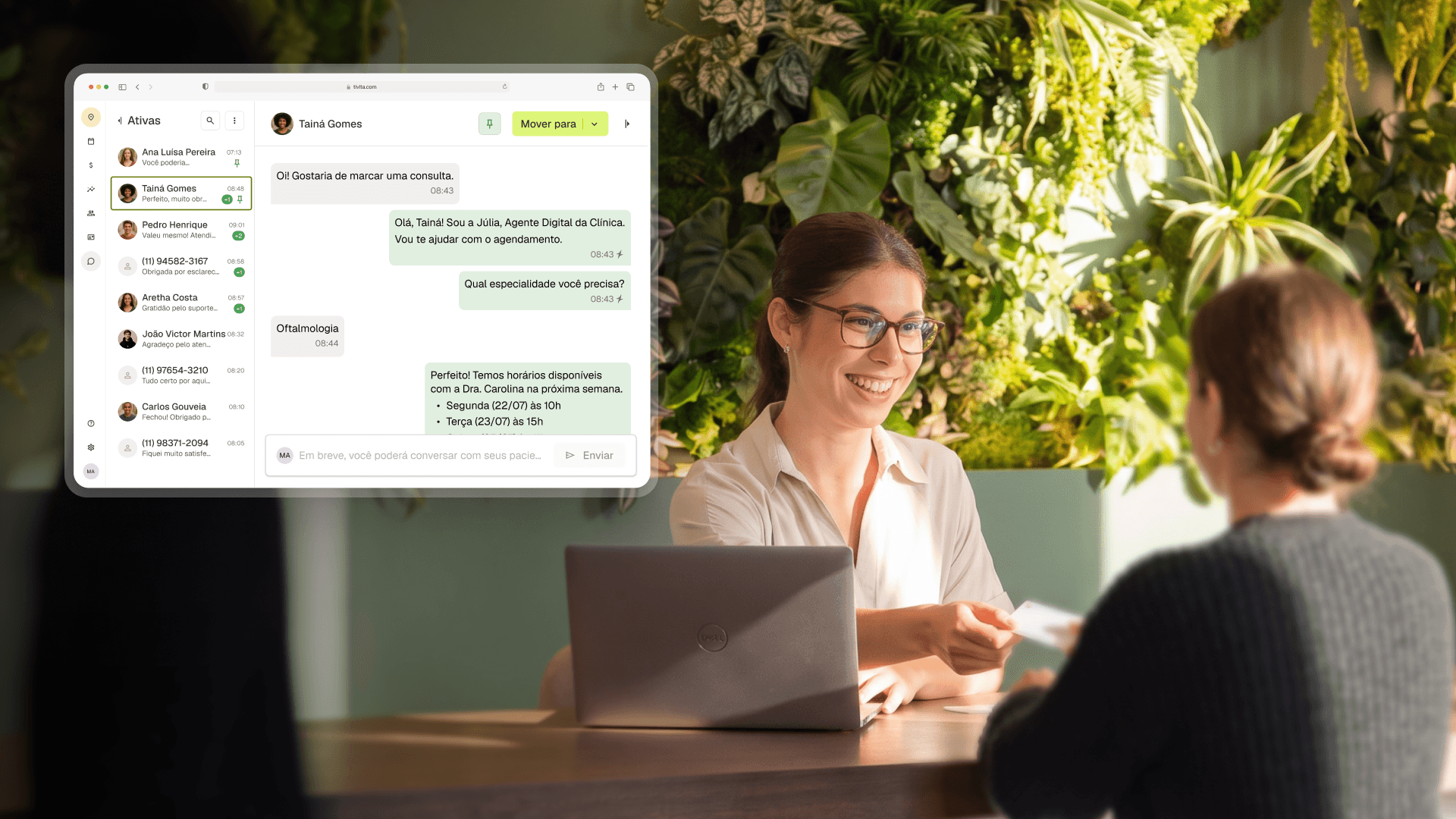 Recepcionista sorridente atende uma paciente no balcão de uma clínica. Acima, a tela da Central de Conversas da Tivita mostra a lista de conversas de WhatsApp e um agendamento de oftalmologia em andamento.