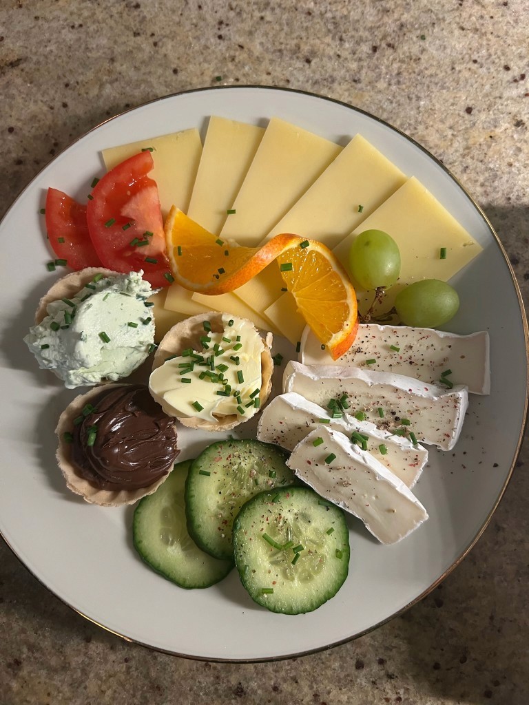 Frischer hausgemachter Käseteller zum Frühstück im Café Elefant