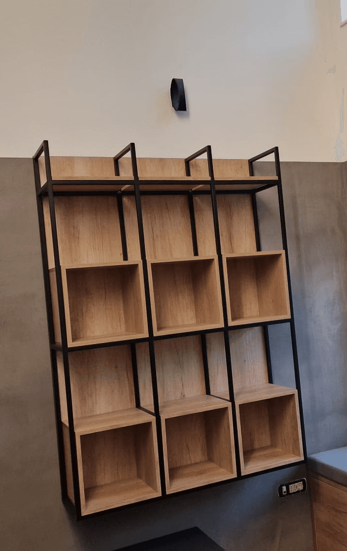 Etajeră modulară din lemn cu cadru metalic negru, rafturi cubice pentru organizare.