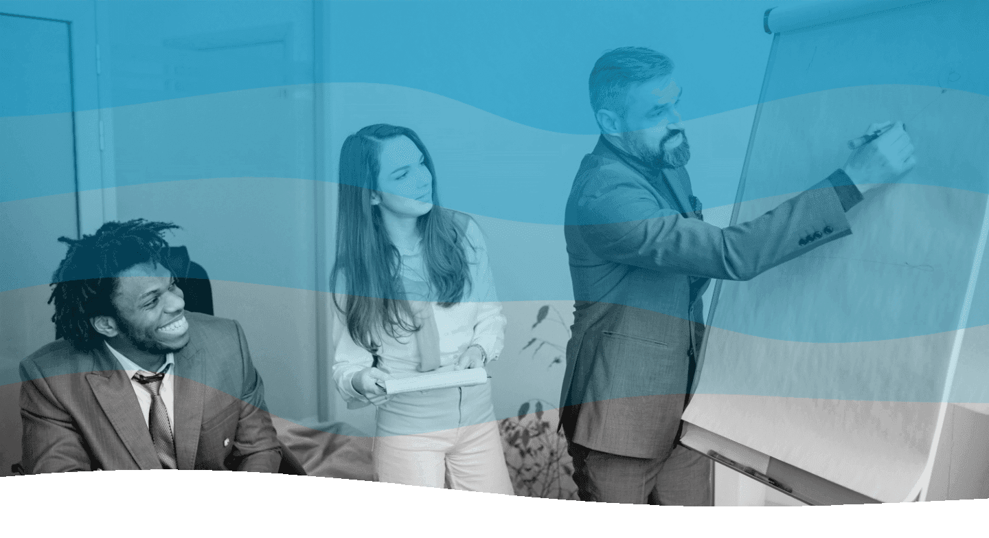 3 mensen in een kantooromgeving. 2 mensen kijken en glimlachen terwijl een derde op een whiteboard tekent