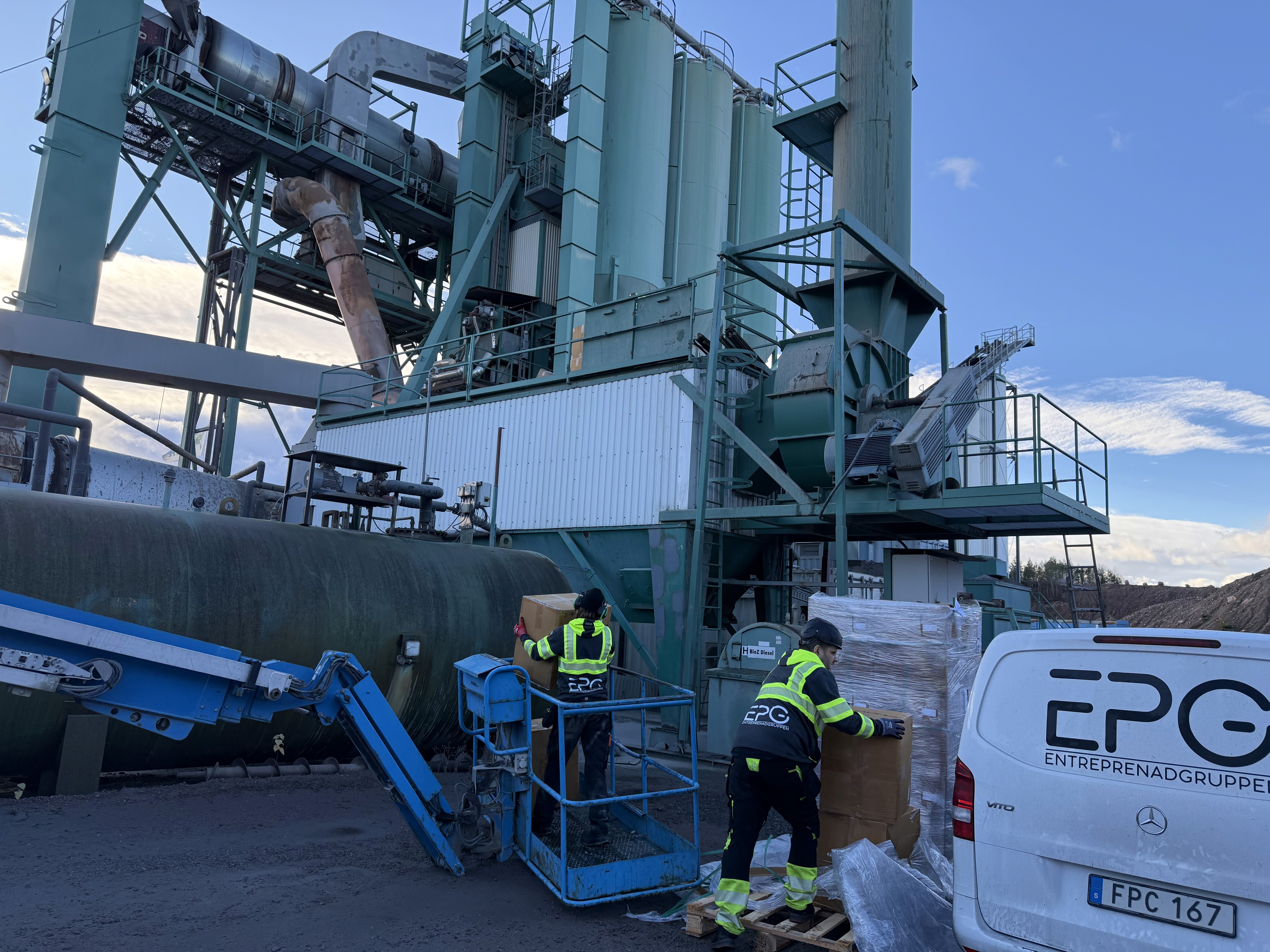 EPG:s tekniker och servicebilar vid en industrianläggning