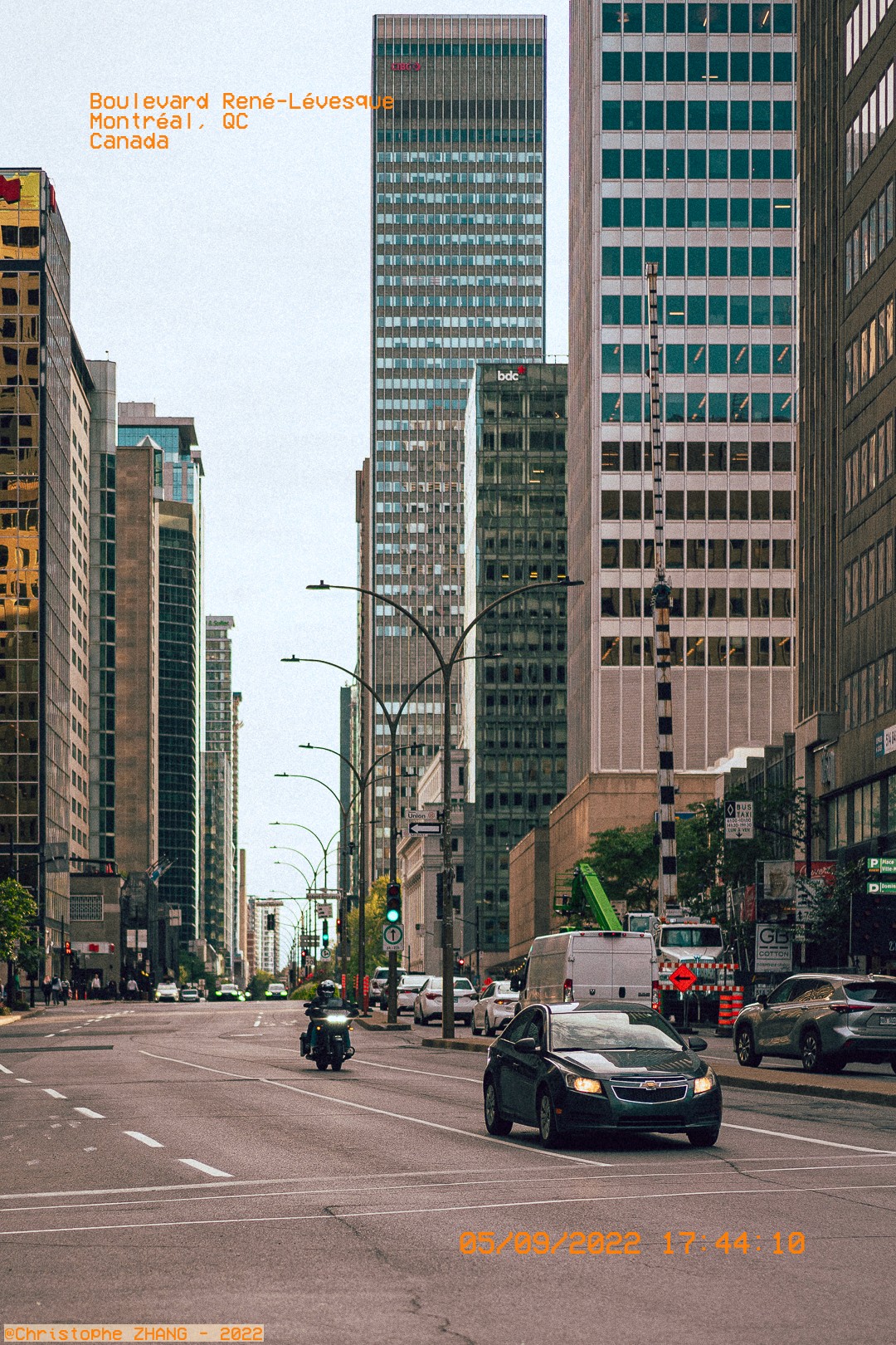Vue urbaine du boulevard René-Lévesque avec circulation en fin de journée.