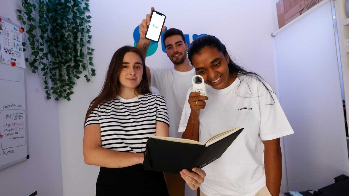 Uxue Mancisidor, Apurva San Juan y Eneko Calvo con la Lupa Inteligente