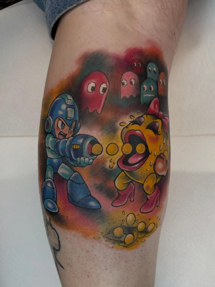 Neo traditional gaming-tatuering med Mega Man och Ms. Pac-Man, utförd av High Heels Tattoo i Västervik