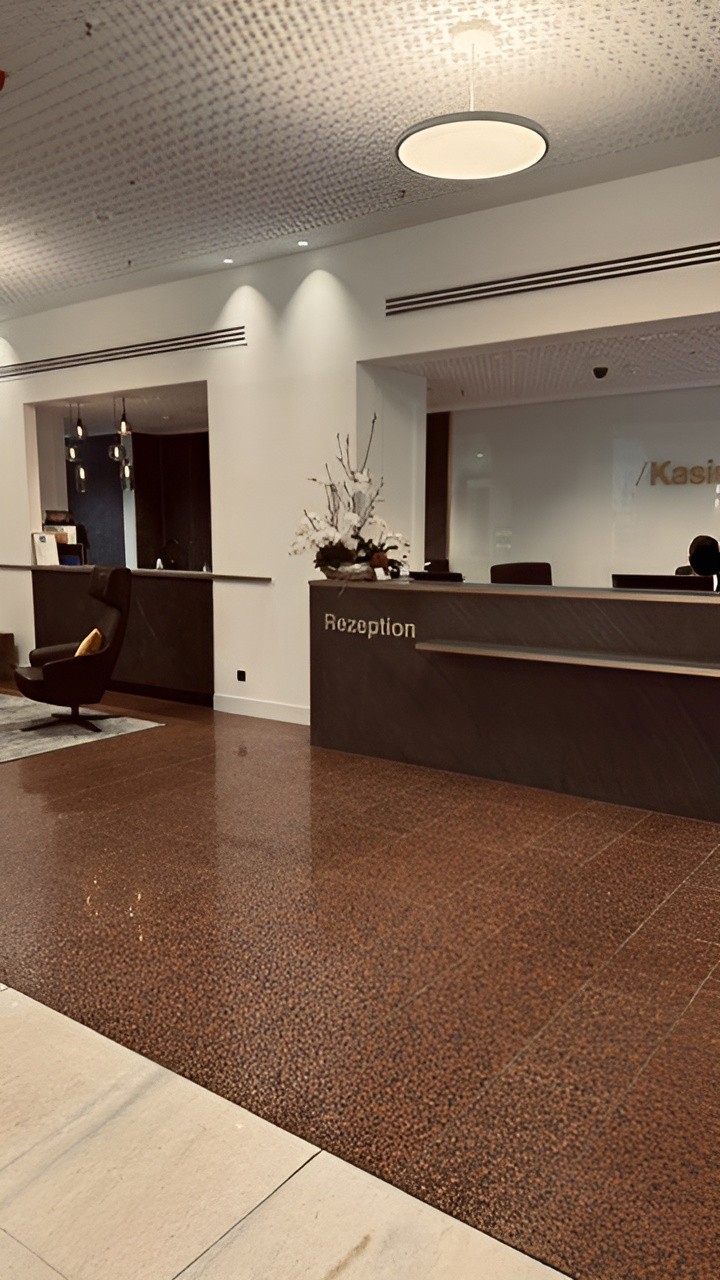 Rezeption eines Hotels aus Holz