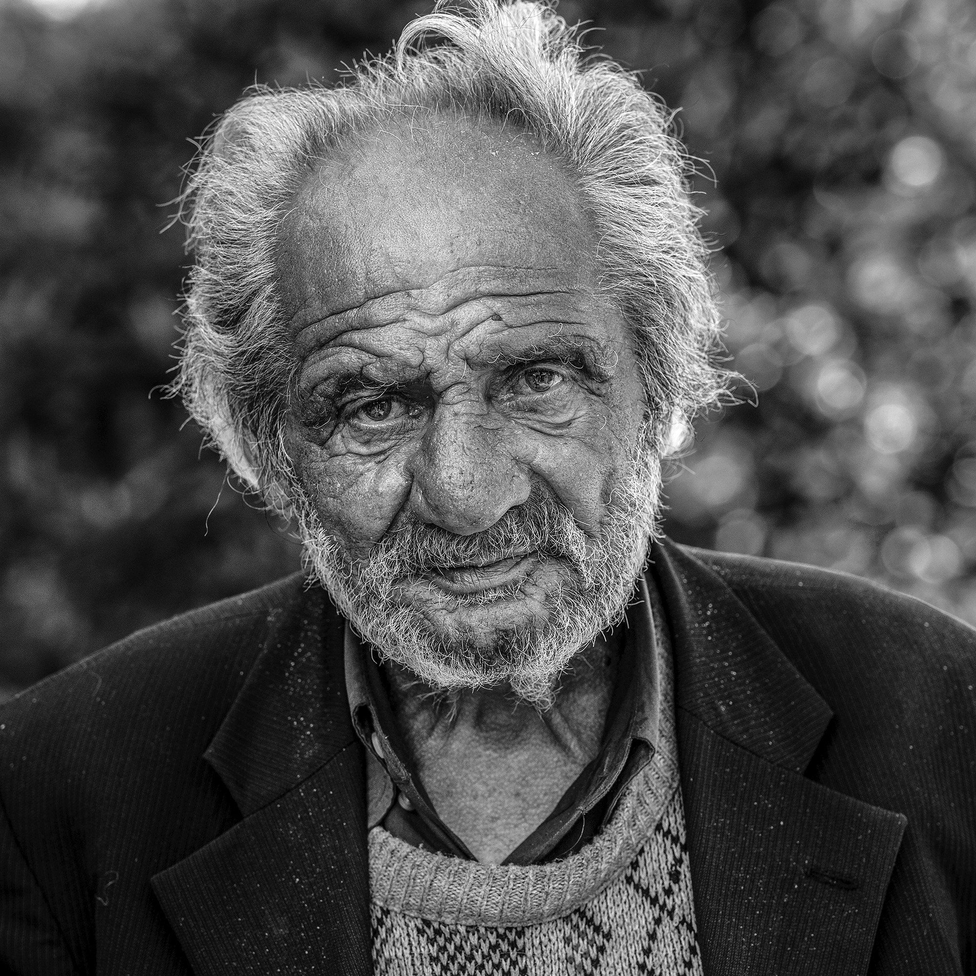 Frederic Bourcier, photographe documentaire, réalise des portraits d’un sans domicile fixe qui vient régulièrement lui rendre visite à son atelier. A travers ces photos, on peut voir les saisons , son humeur et surtout son état de fatigue.