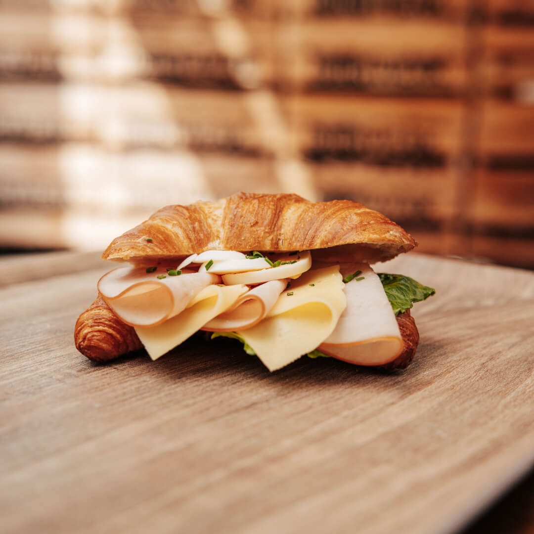 Professionelle Restaurant-Fotografie: Weitläufiger Gastraum im Industrial-Stil mit Lounge-Ecke und Essbereich, inszeniert als raumgreifende Totale mit ausgewogener Lichtbalance.