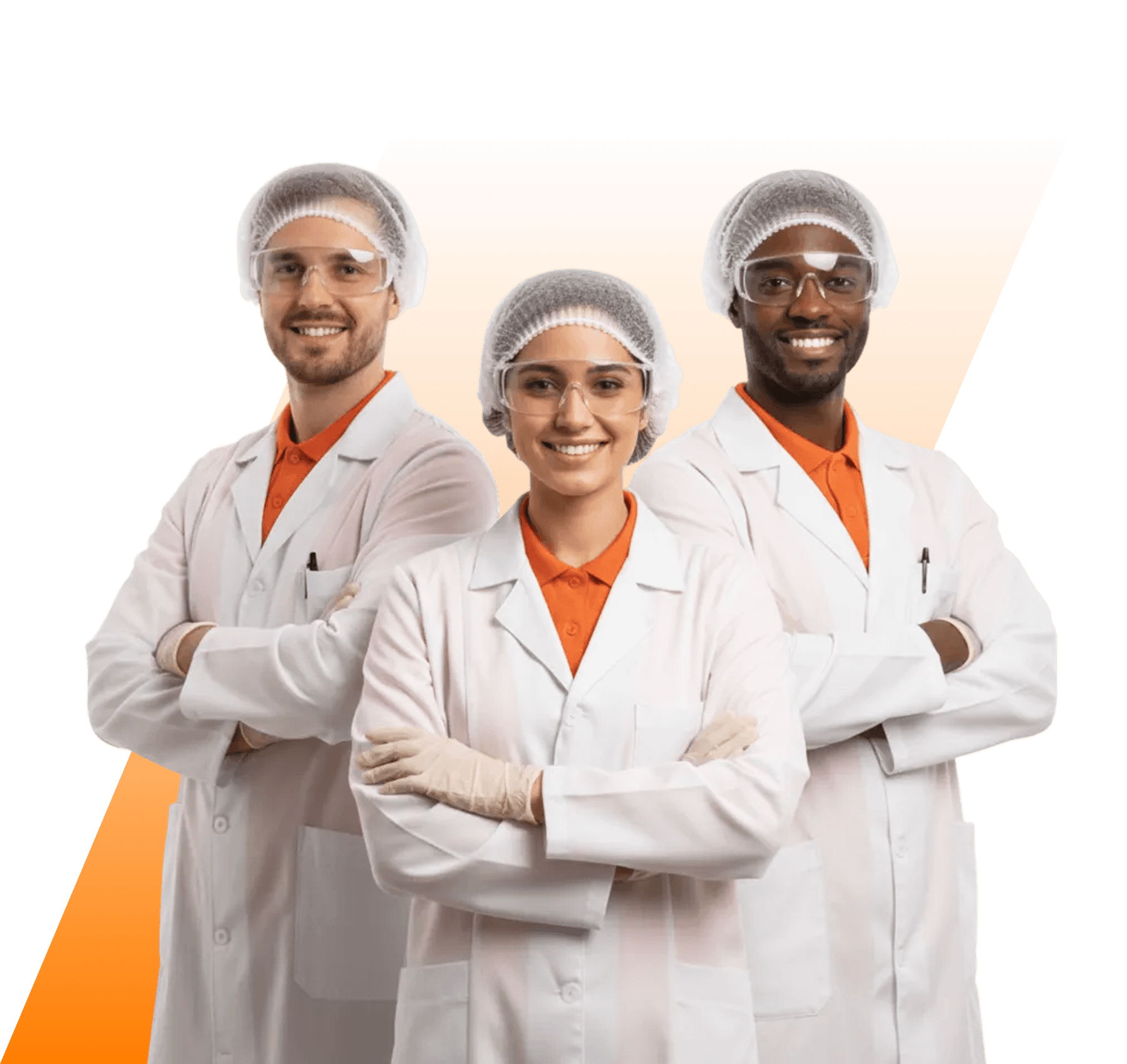 Homem e mulher, ambos com capacetes brancos e coletes de segurança (laranja e amarelo), sorrindo e com braços cruzados, segurando projetos. Representam profissionais de SSMA, engenharia ou supervisão de obras.