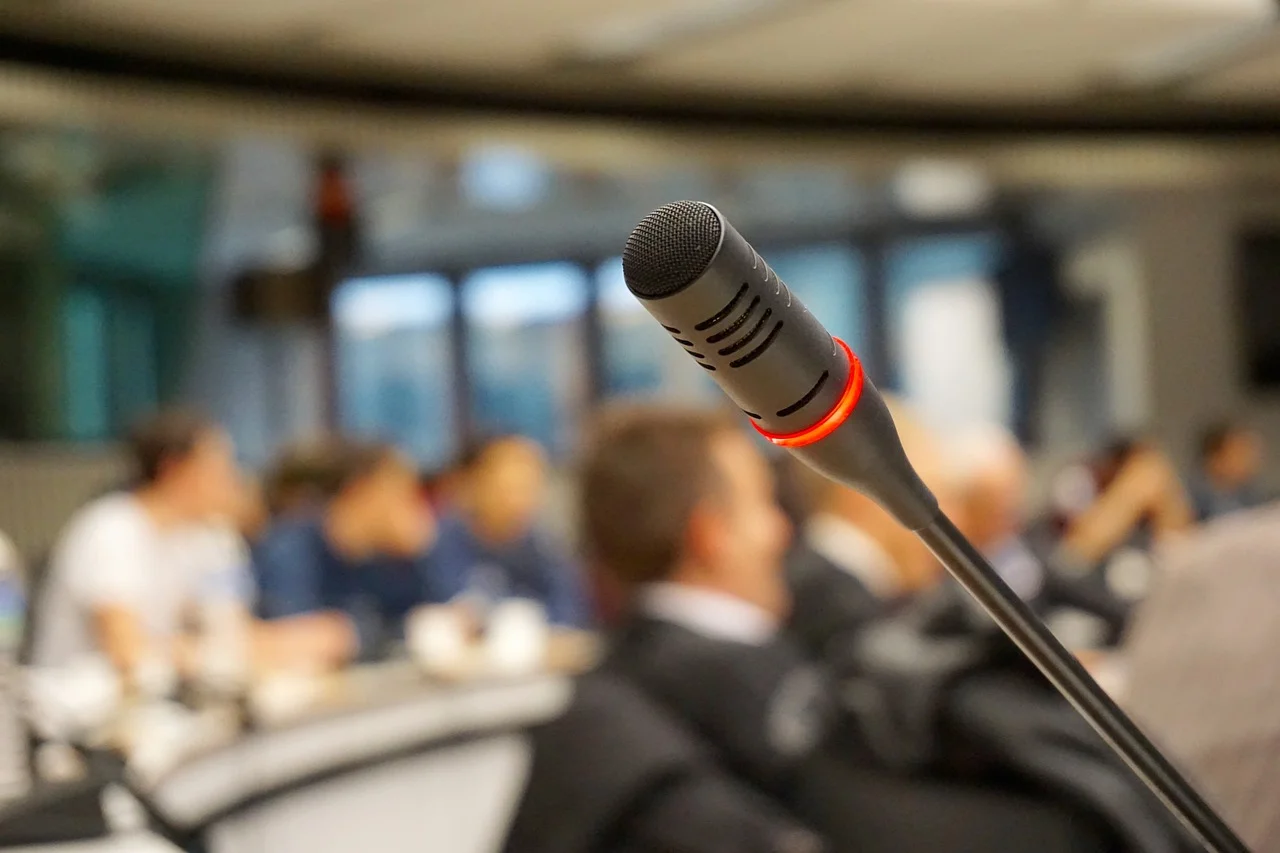 Start Public Speaking: Exploring the Pros and Cons You Should Know