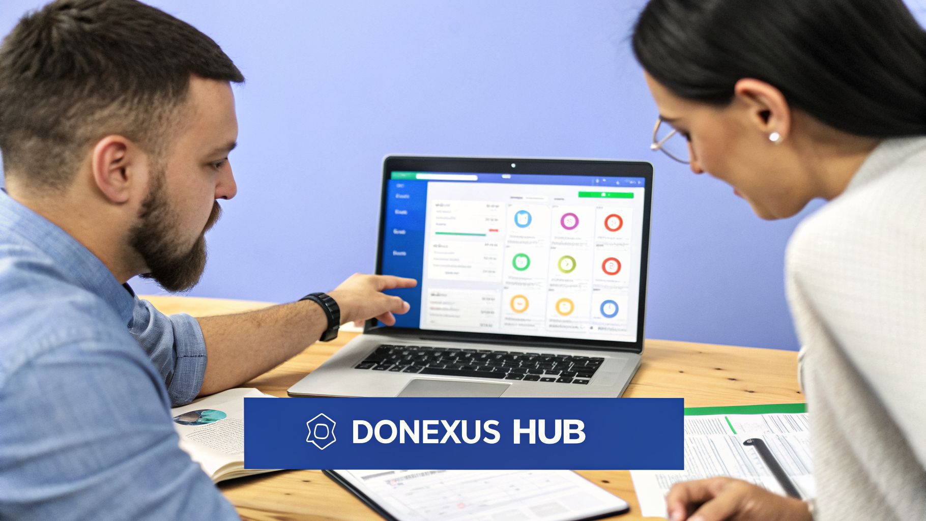 Zwei Personen diskutieren vor einem Laptop, der ein Dashboard mit Diagrammen und Statusanzeigen zeigt, im Kontext von Donexus Hub.