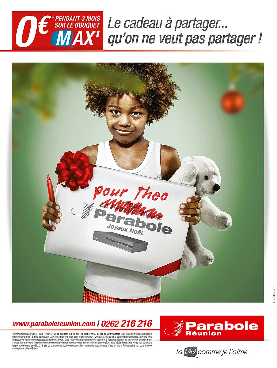 Publicité Parabole — Enfant avec un cadeau dans un décor festif | Photographe David Dijoux, Réunion