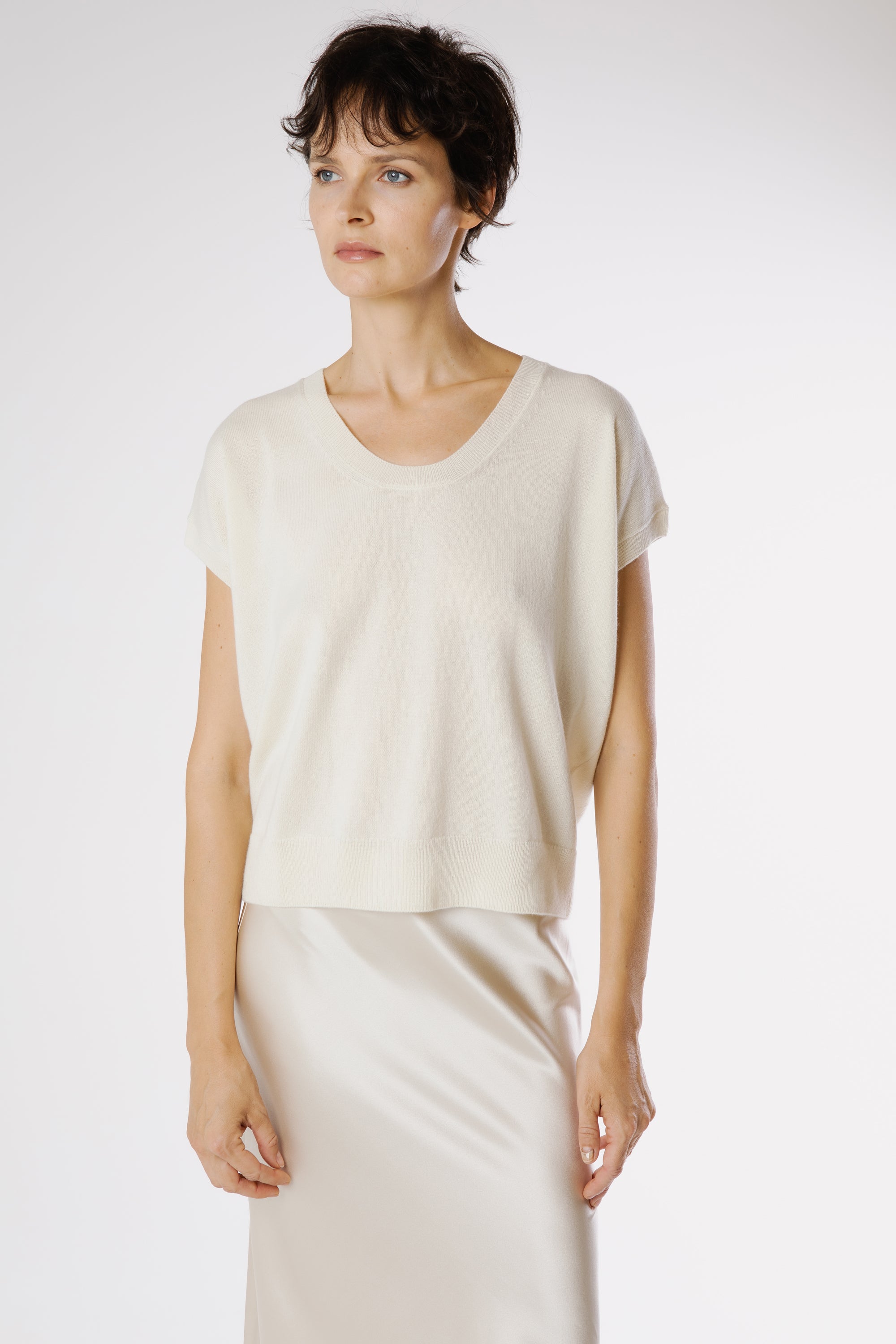 Front view of the Hamlet Cashmere Pullover Lapponia in soft neutral beige, highlighting its relaxed silhouette and elegant neckline.