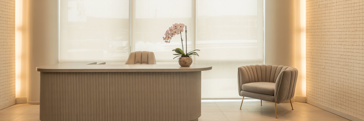 Moderner Empfangsbereich eines Kosmetikstudios, in dem Hautanalysen durchgeführt werden