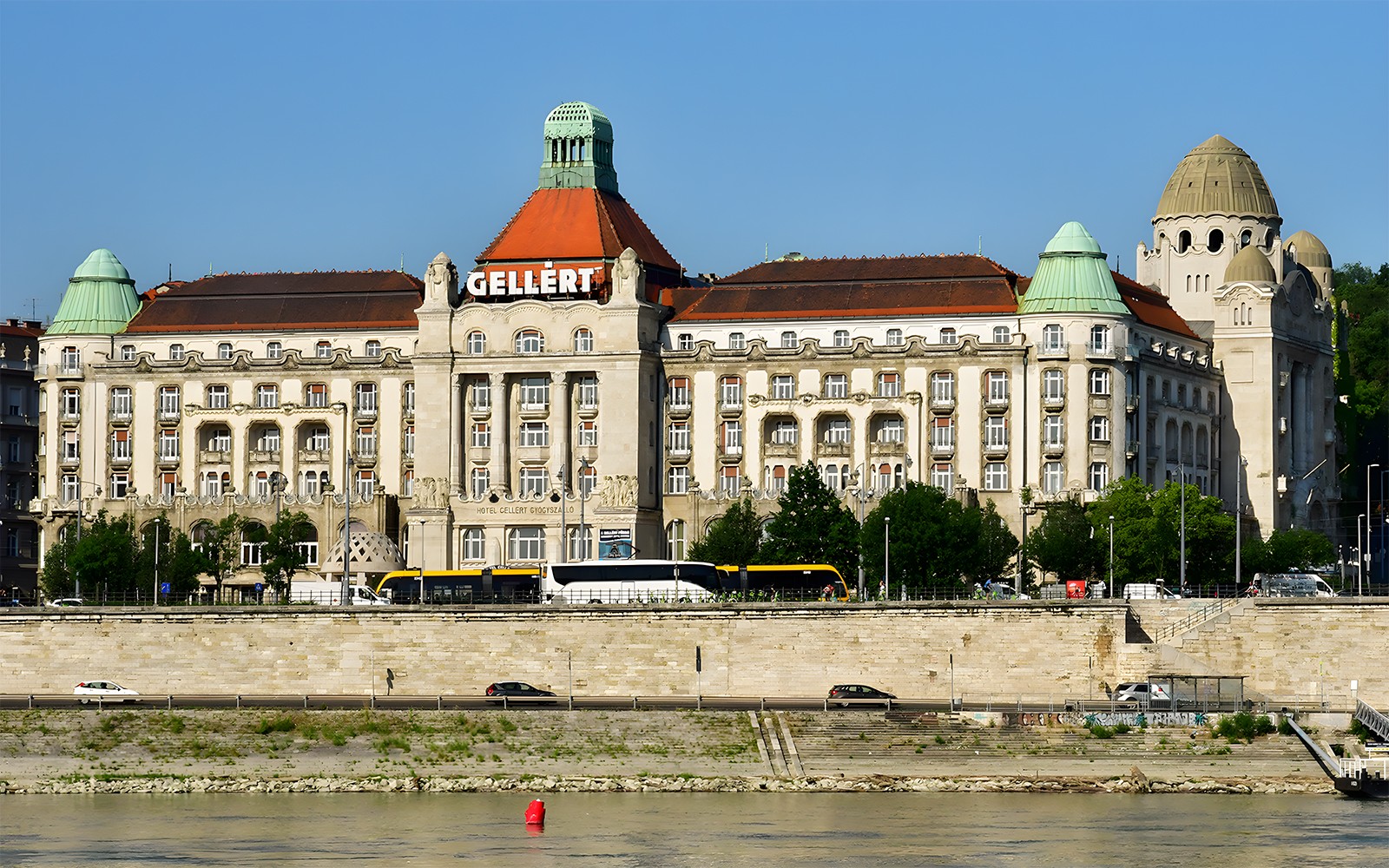 Ytra útlit Gellert heitavatnanna í Búdapest, Ungverjalandi, með sögulegri byggingarlist.