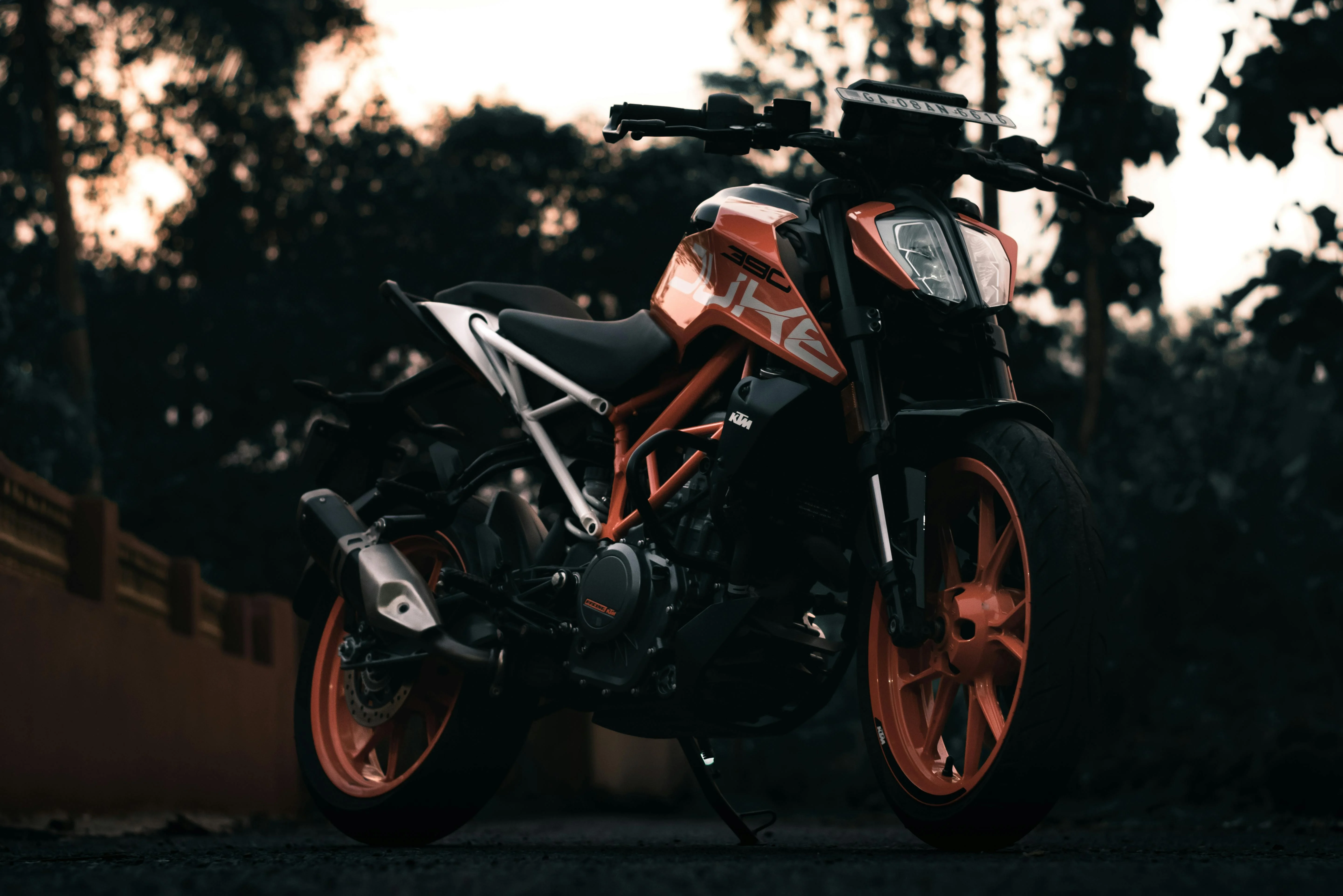 Une moto sportive capturée au coucher du soleil, symbole de puissance, de style et de liberté sur deux roues.
