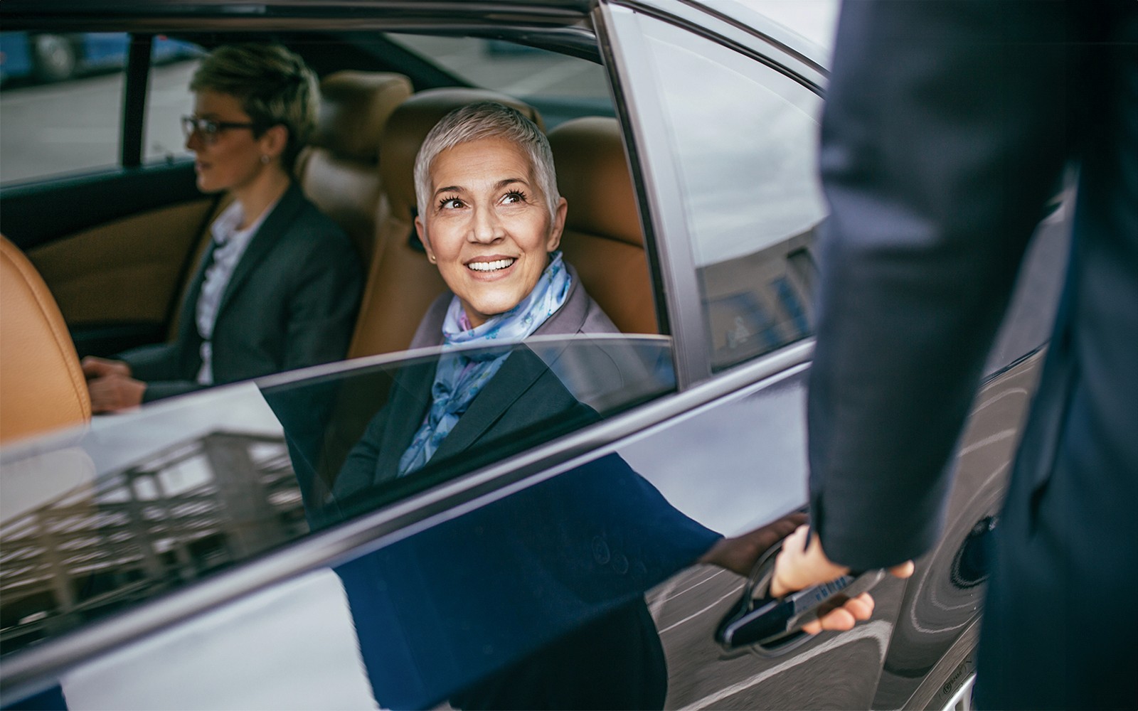 تمركُز مركبة نقل مطار مايوركا عند مدخل المحطة لتقديم خدمة النقل الخاص.